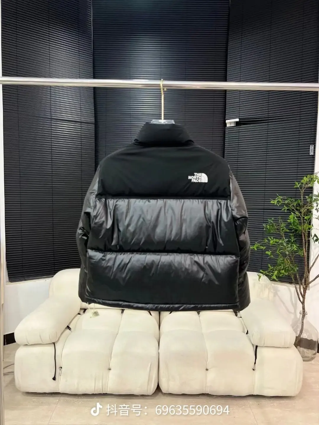 Cropped Down-Filled Puffer Jacket D45022288 — view 3