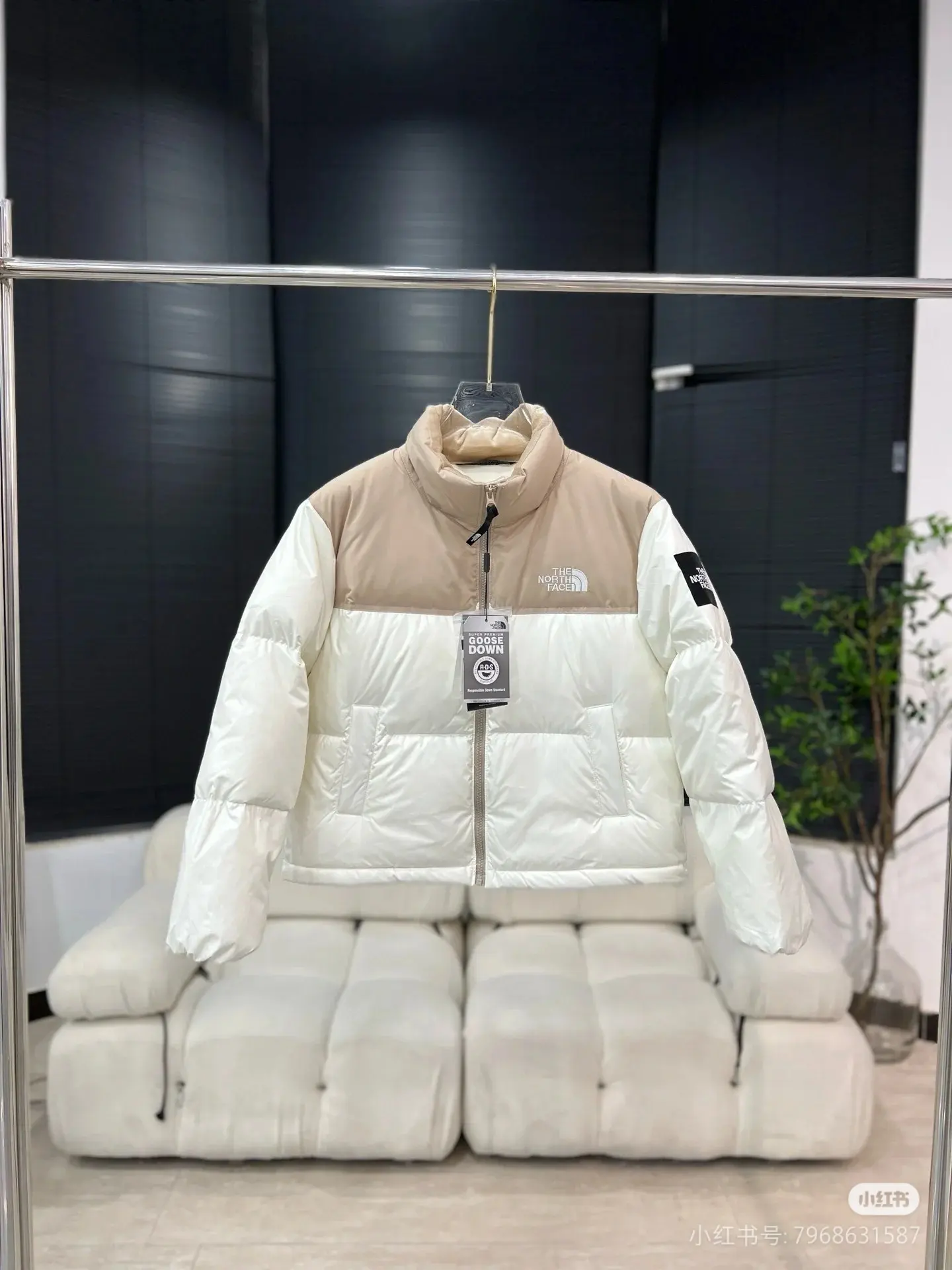 Cropped Two-Tone Down Puffer Jacket D45022287