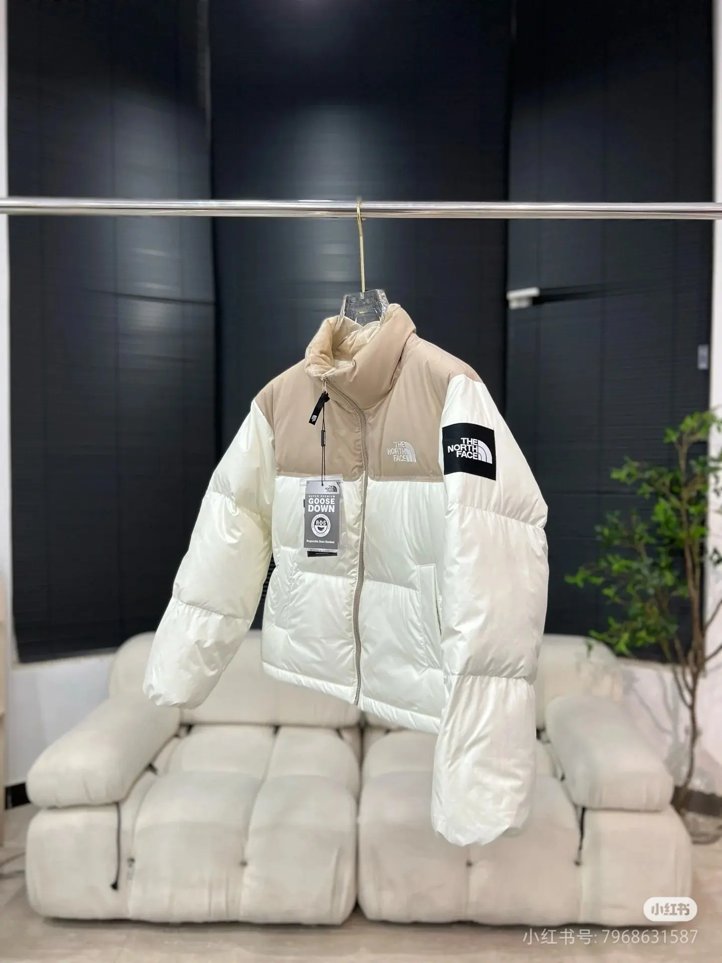Cropped Two-Tone Down Puffer Jacket D45022287 — view 2