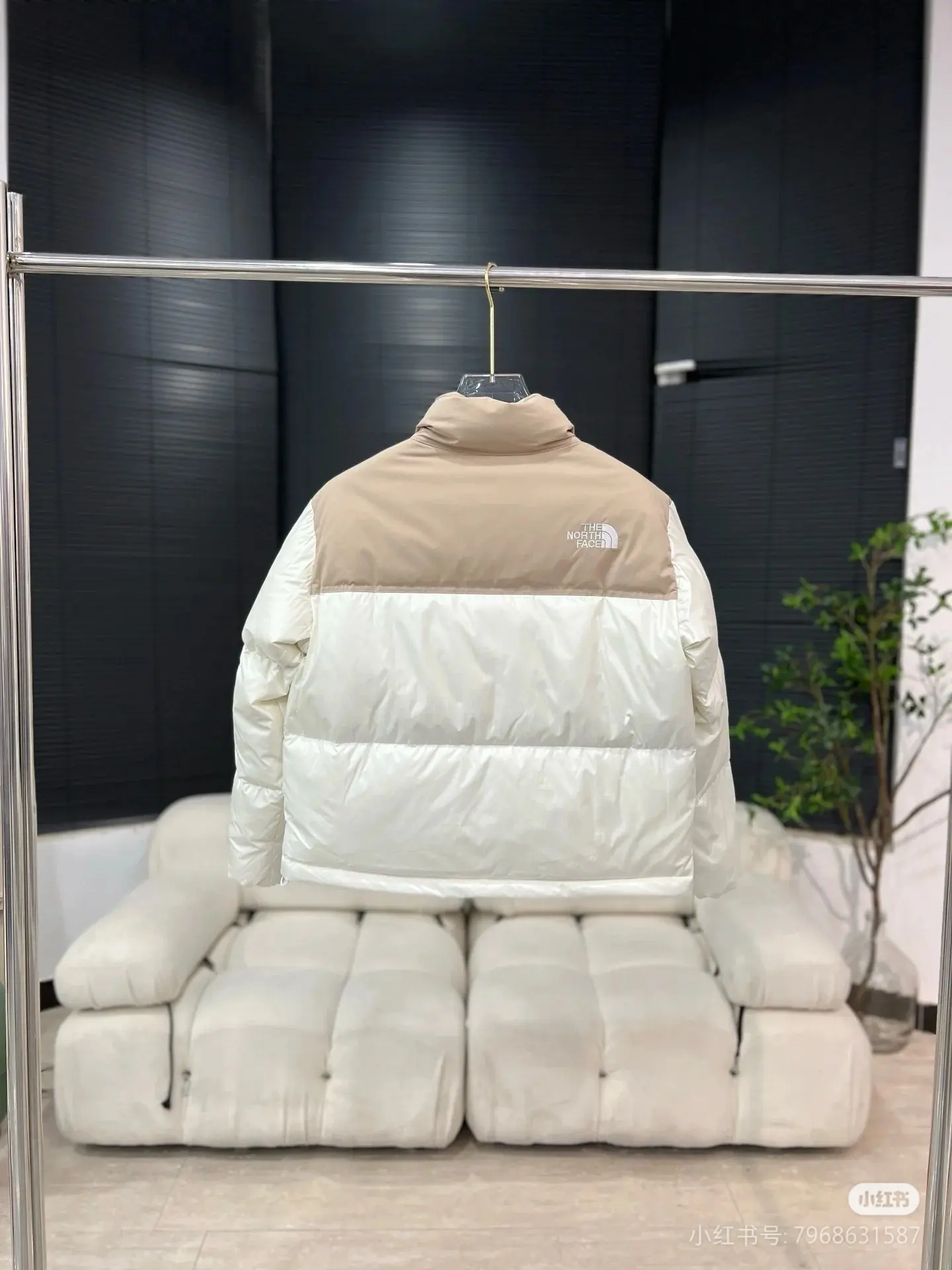 Cropped Two-Tone Down Puffer Jacket D45022287 — view 3