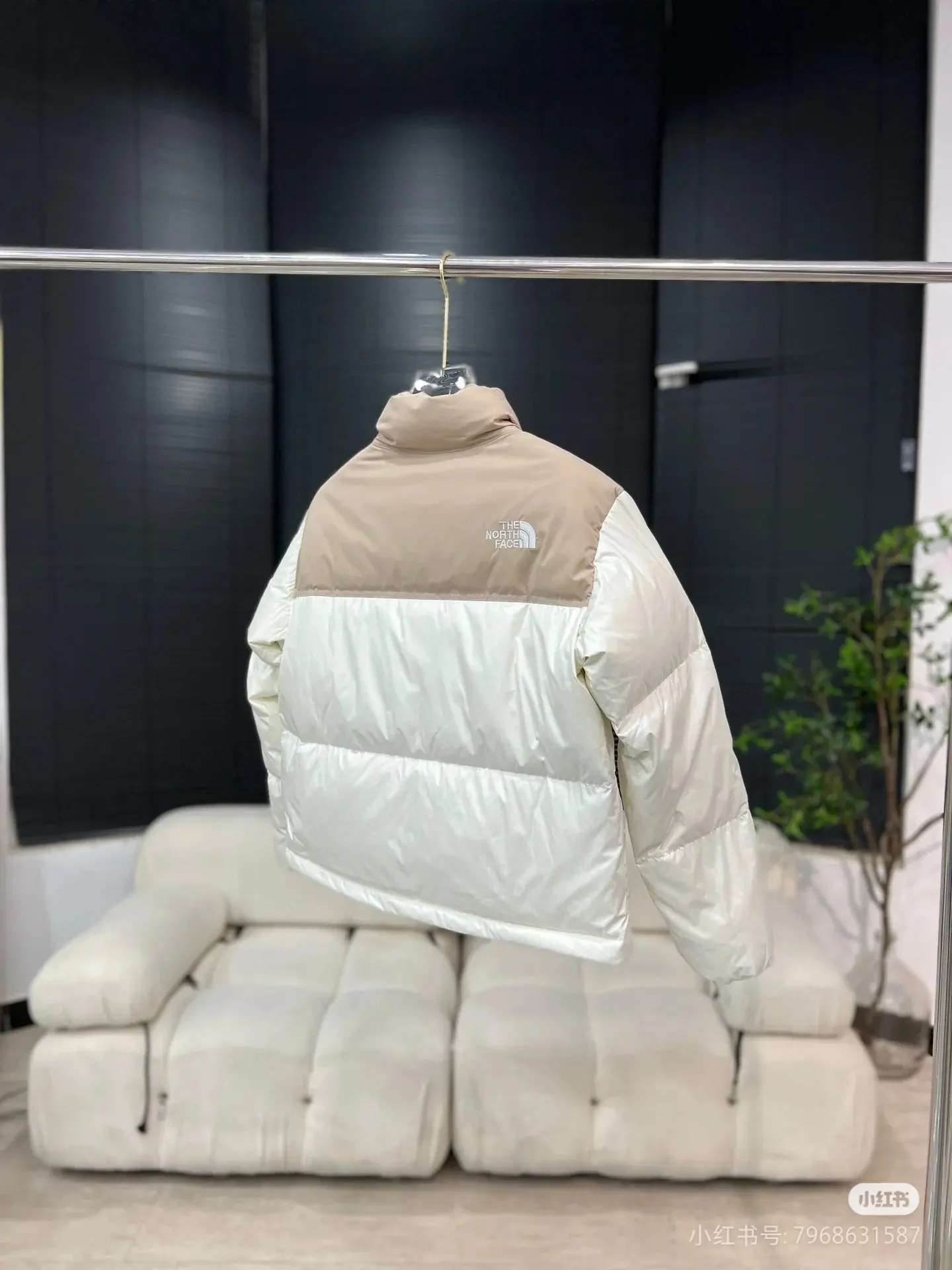 Cropped Two-Tone Down Puffer Jacket D45022287 — view 4