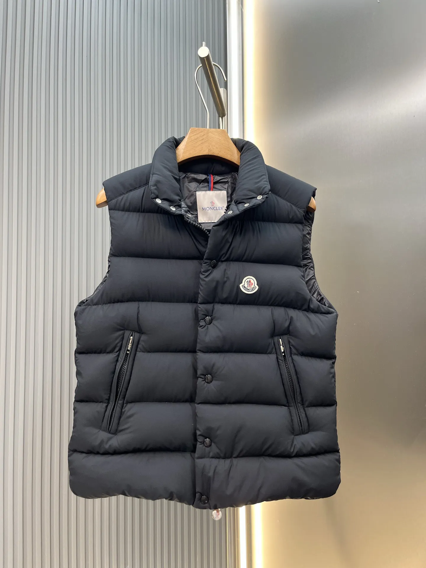 Matte Quilted Down Gilet D47020378 — view 2