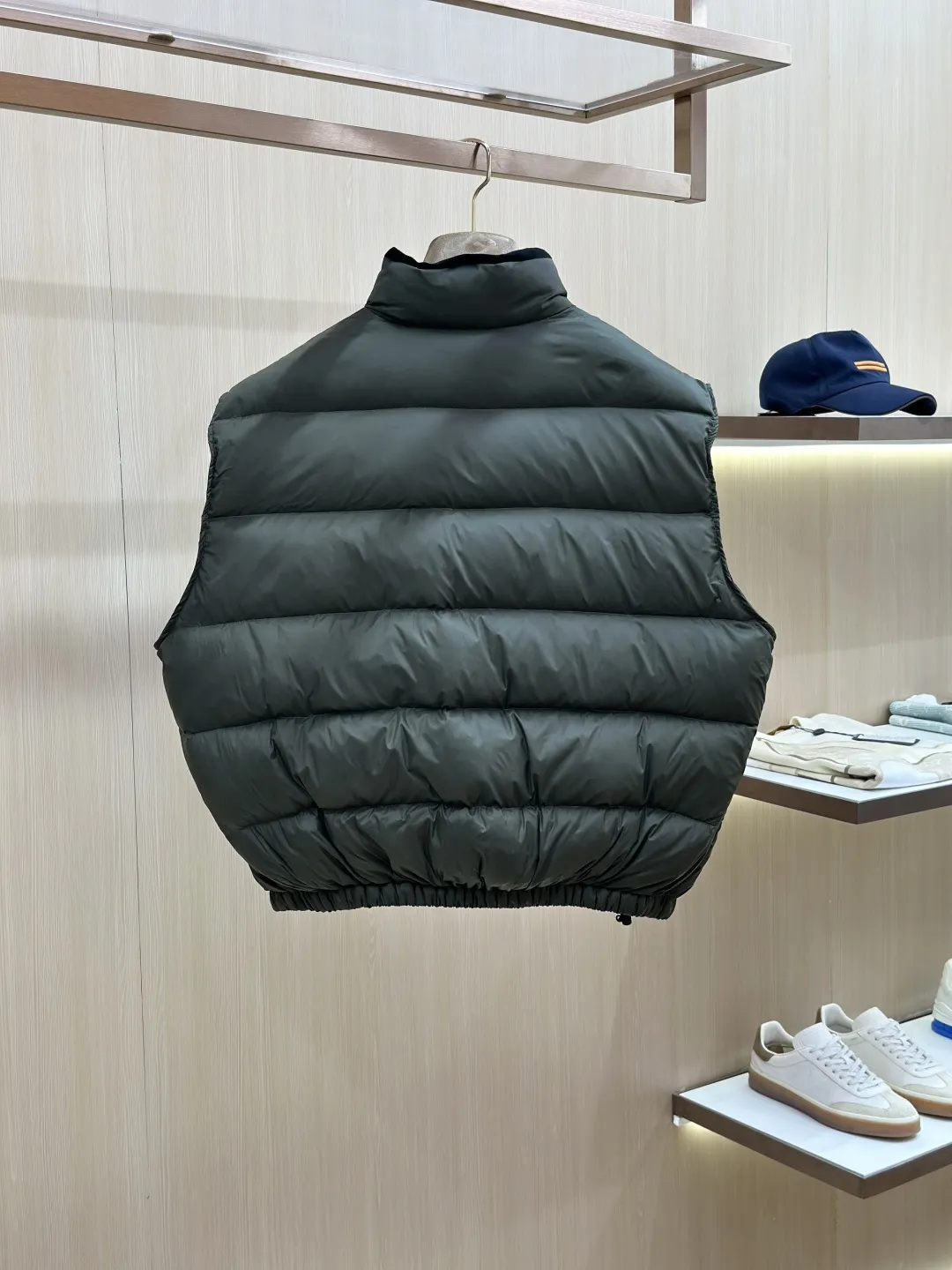 Logo-Patch Down-Filled Puffer Vest D51520440 — view 2