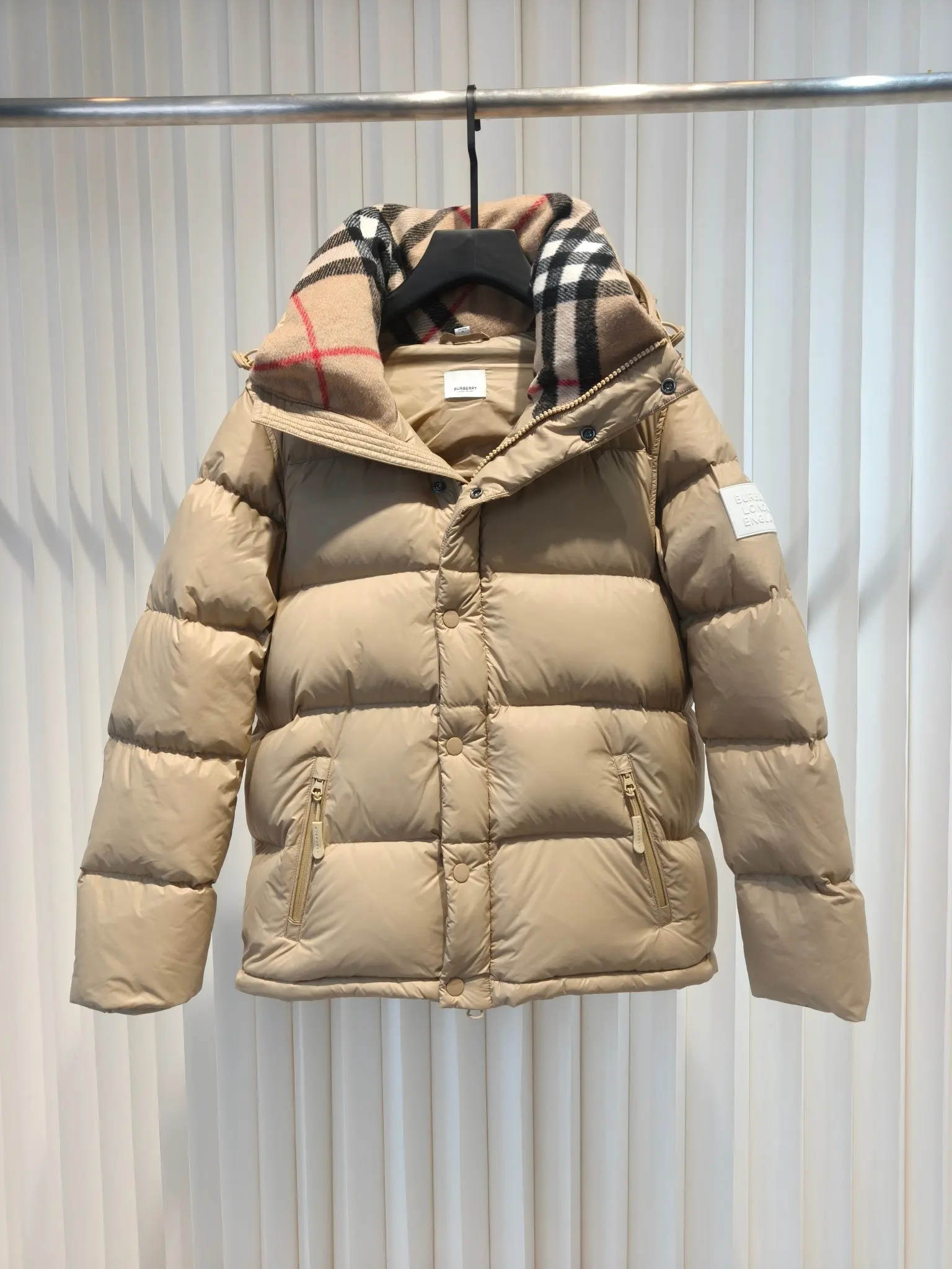 Detachable Sleeve Check-Lined Puffer Jacket D53022206