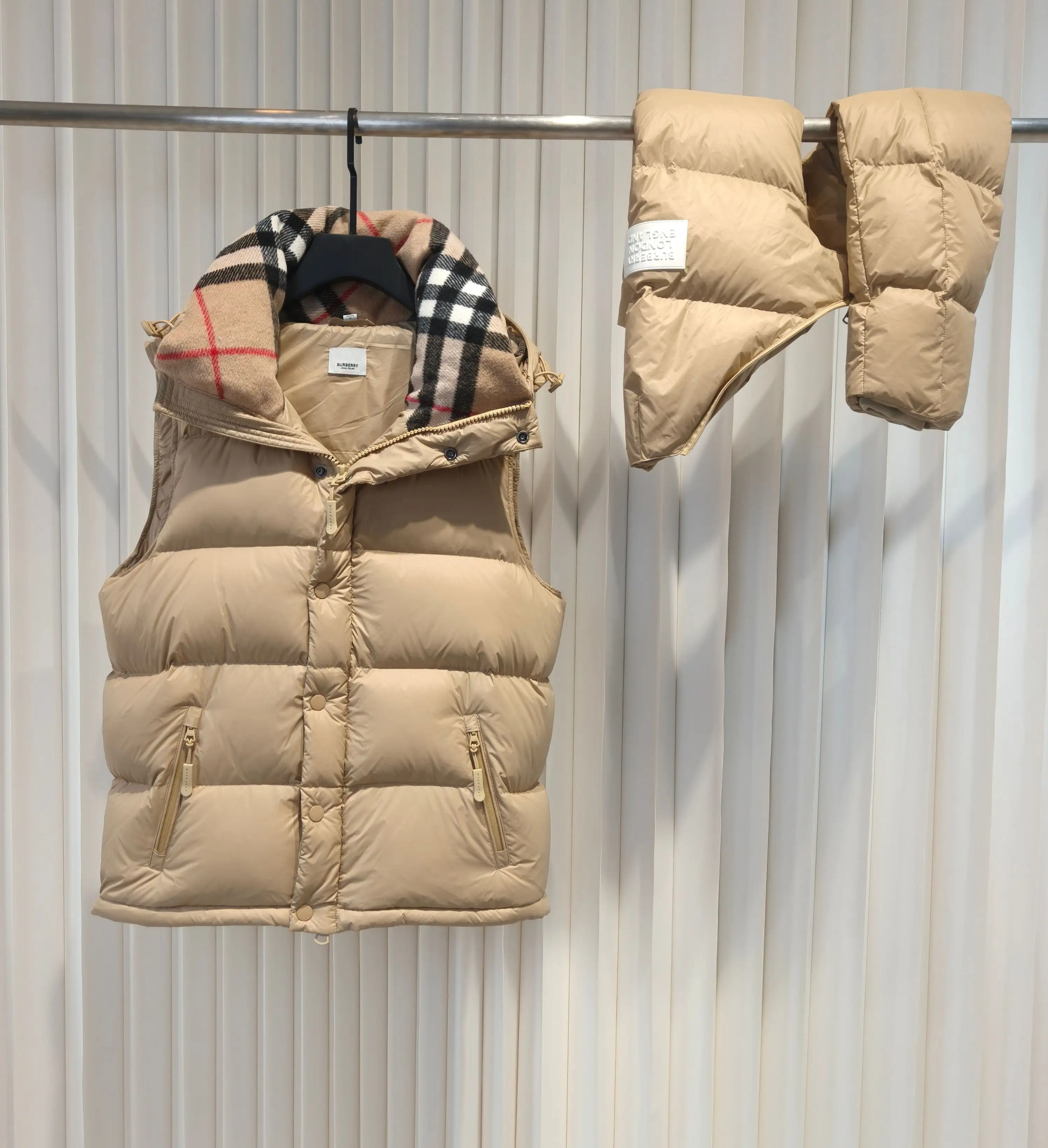 Detachable Sleeve Check-Lined Puffer Jacket D53022206 — view 2