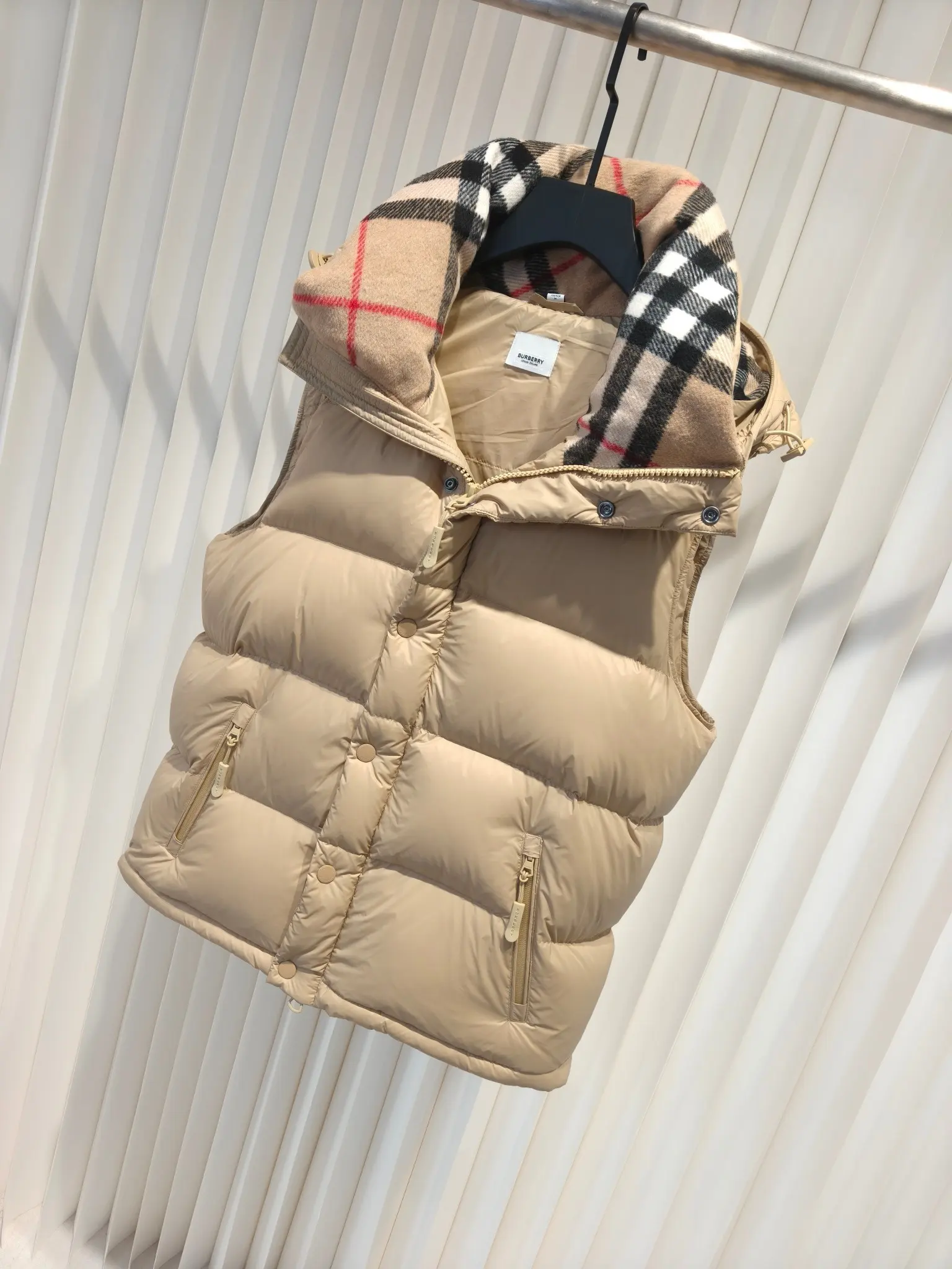 Detachable Sleeve Check-Lined Puffer Jacket D53022206 — view 3
