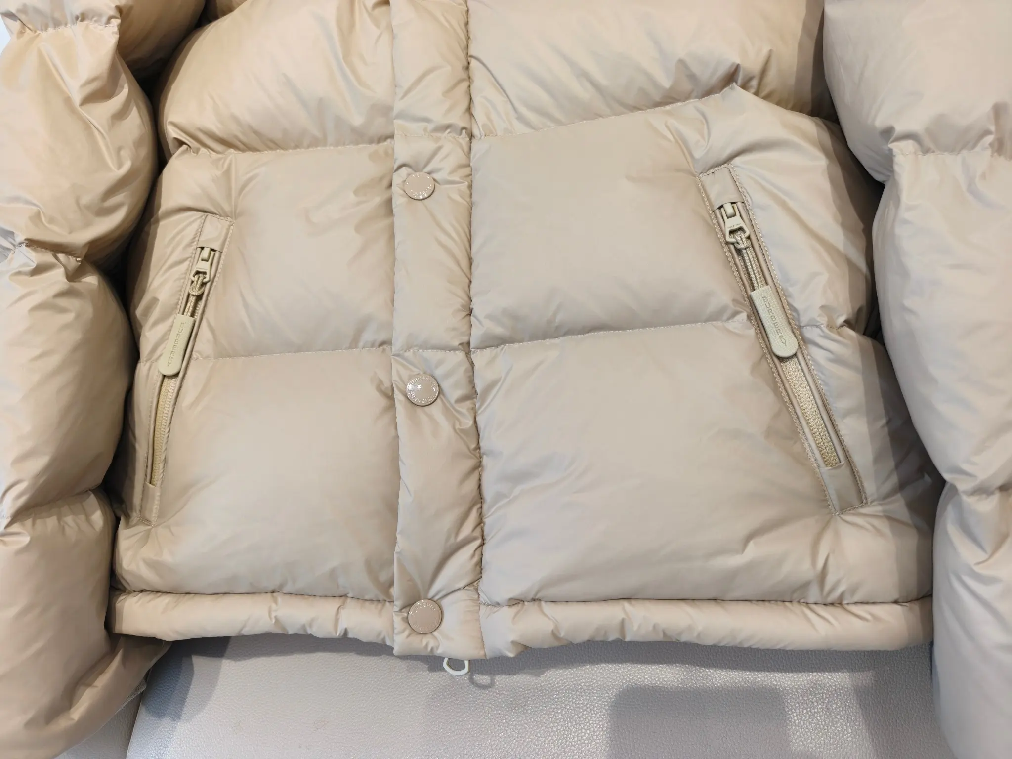 Detachable Sleeve Check-Lined Puffer Jacket D53022206 — view 8
