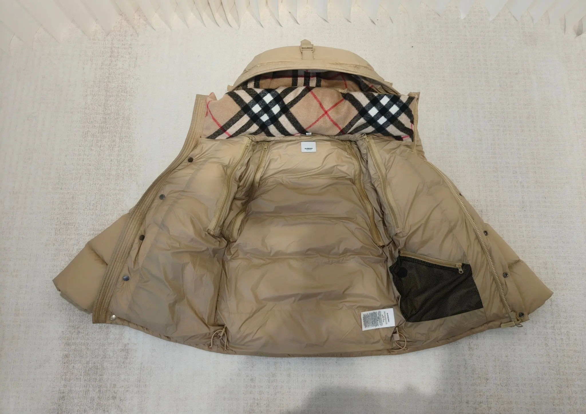 Detachable Sleeve Check-Lined Puffer Jacket D53022206 — view 9