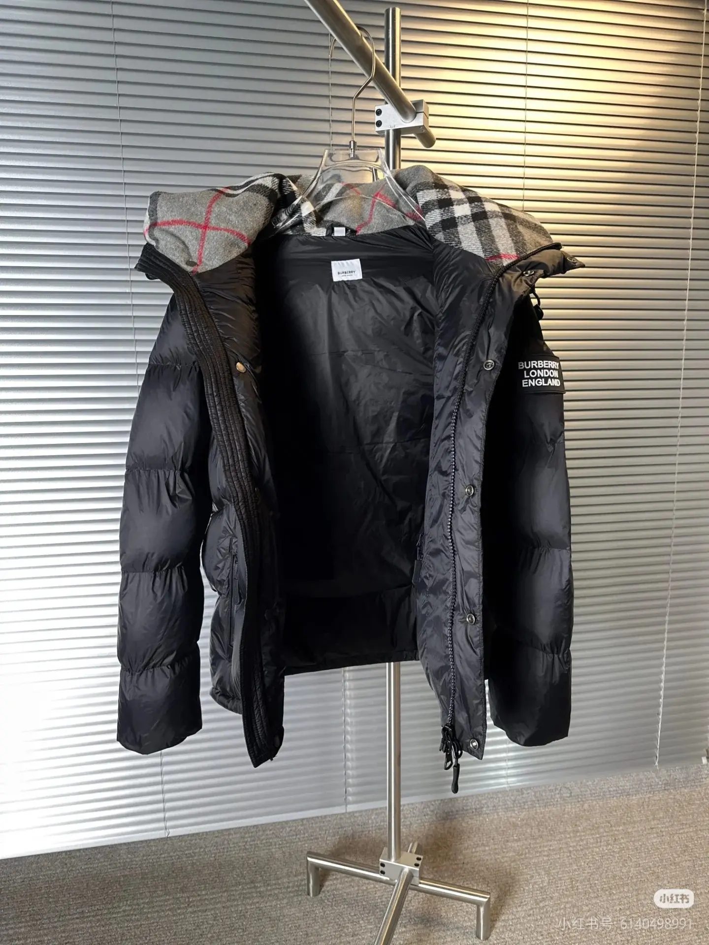 Convertible Hooded Down Jacket with Check Lining D53022207 — view 4