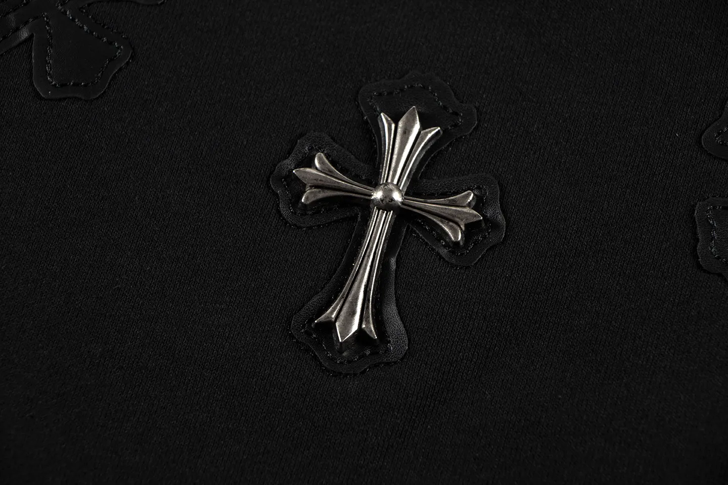 Leather Cross Patch Crew-Neck Sweatshirt D9515948 — view 5