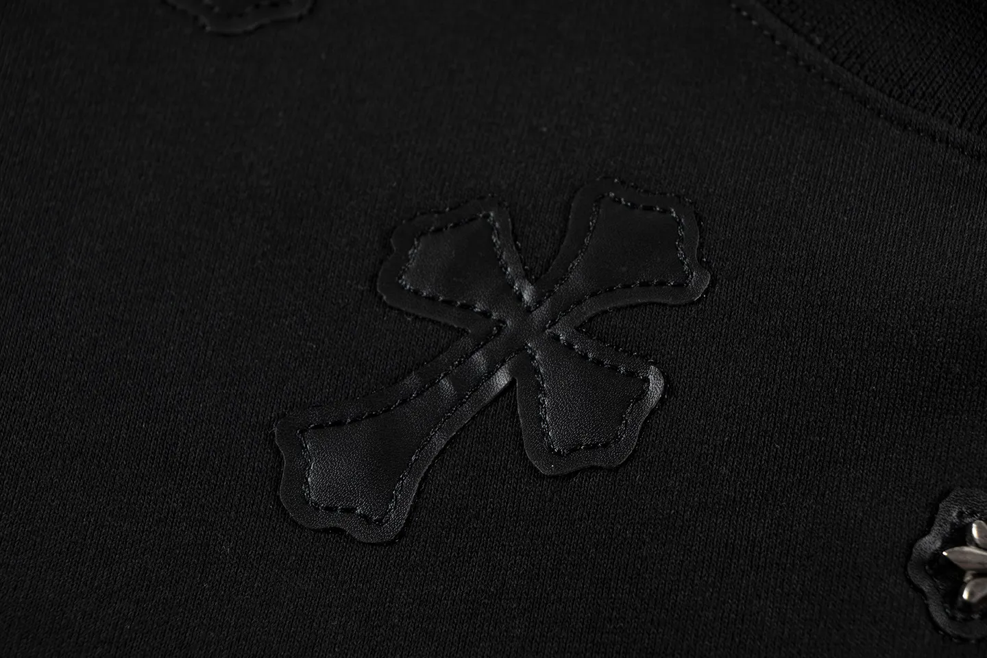 Leather Cross Patch Crew-Neck Sweatshirt D9515948 — view 9