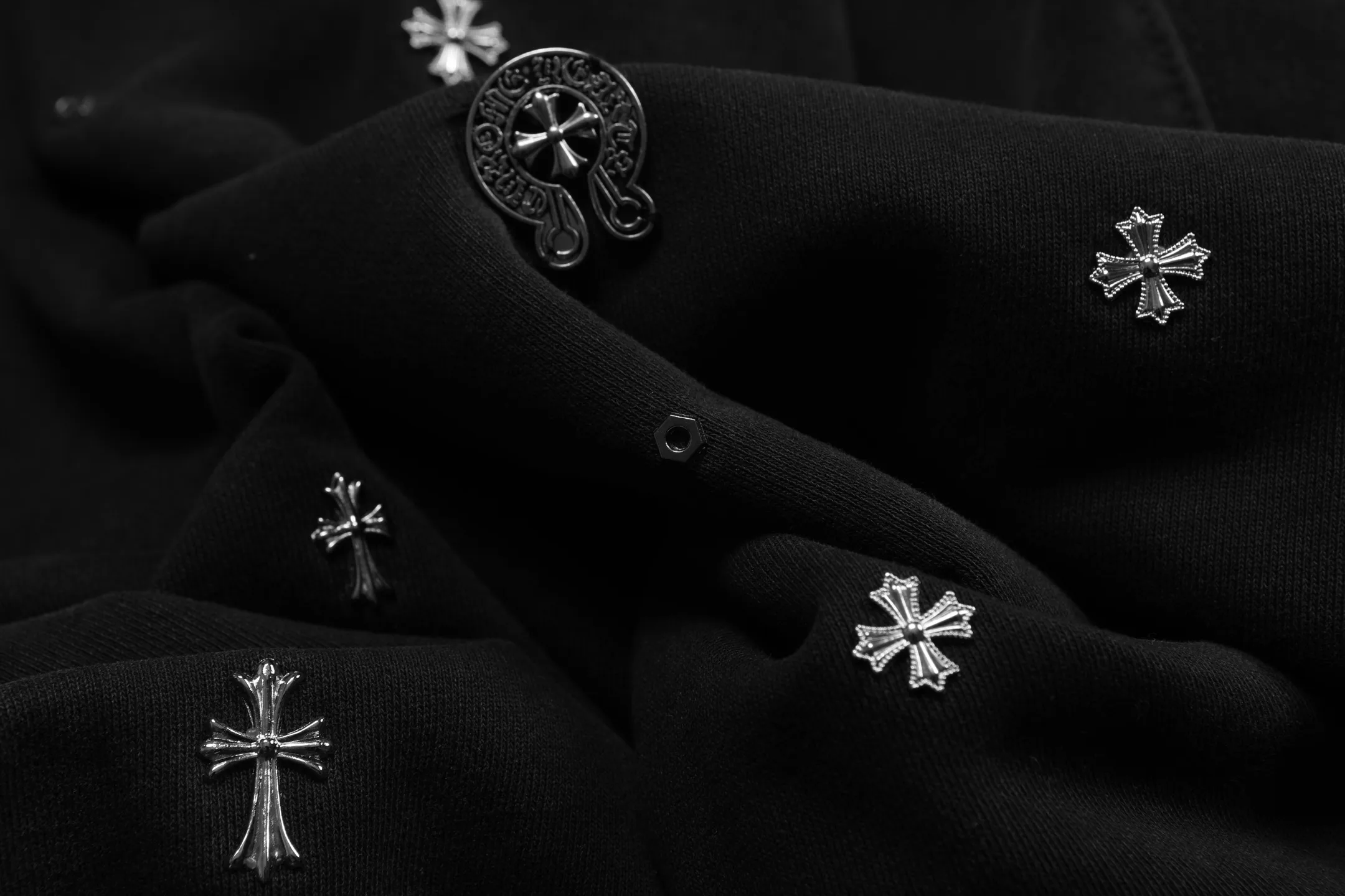 Studded Cross Crew-Neck Sweatshirt D12815936 — view 3