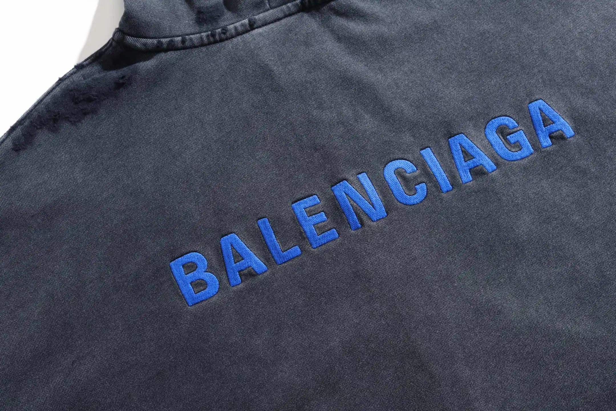 Logo Embroidered Distressed Zip-Up Hoodie D31920069 — view 3