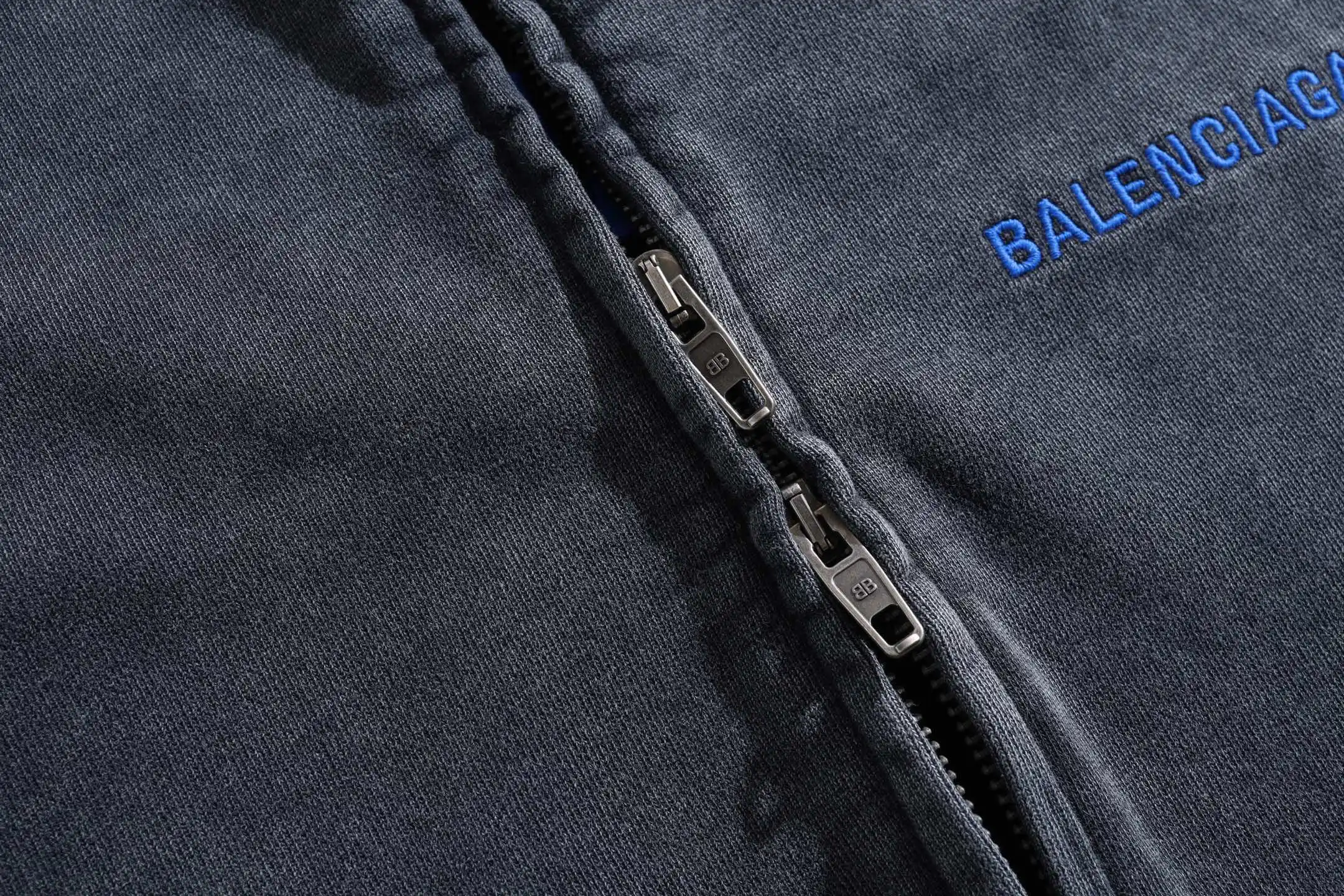 Logo Embroidered Distressed Zip-Up Hoodie D31920069 — view 7