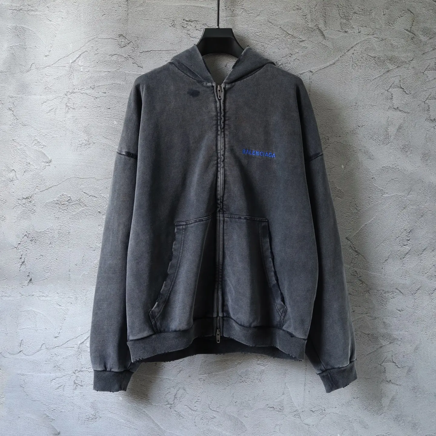Logo Embroidered Distressed Zip-Up Hoodie D31920069 — view 10