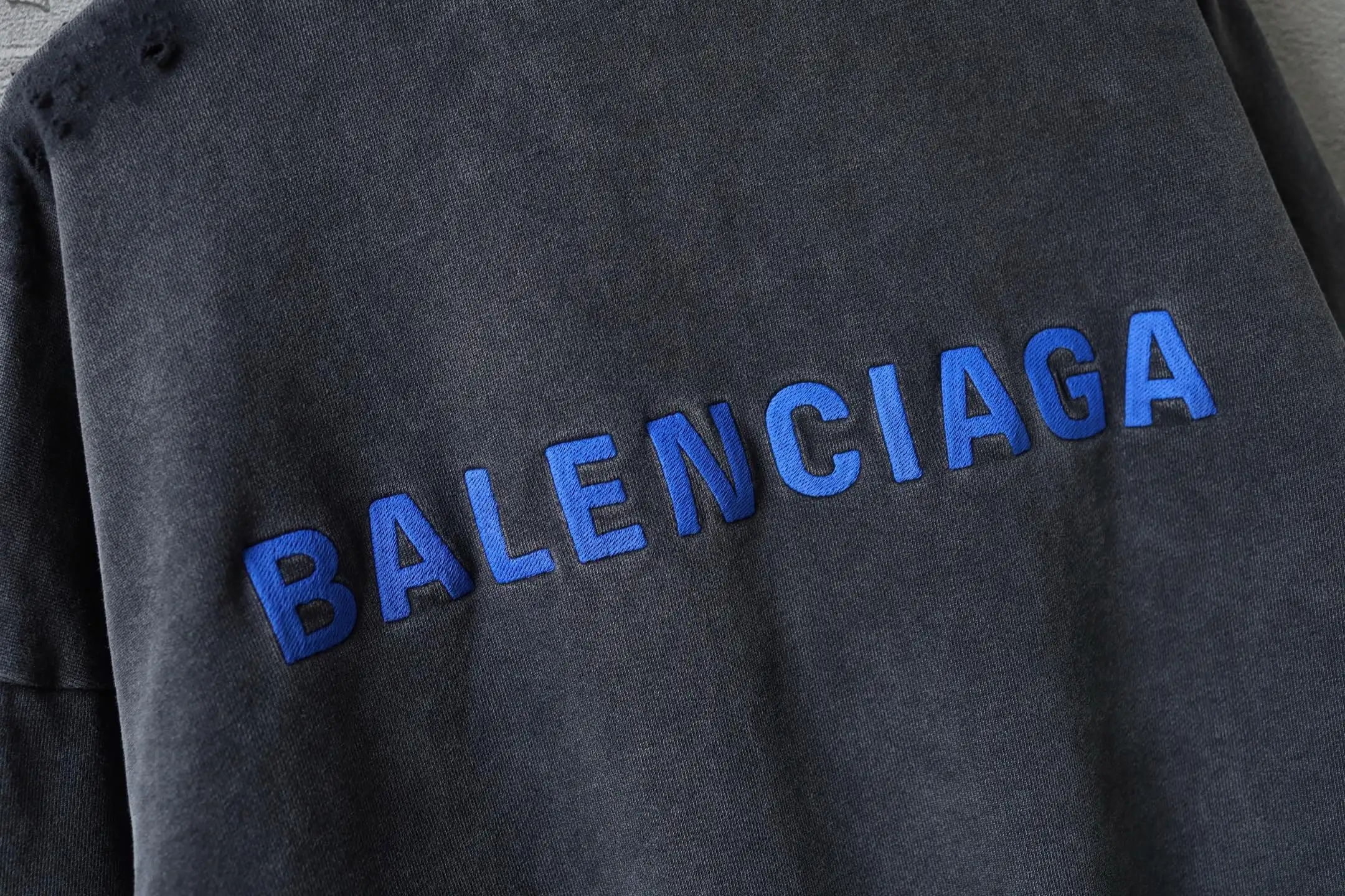 Logo Embroidered Distressed Zip-Up Hoodie D31920069 — view 12