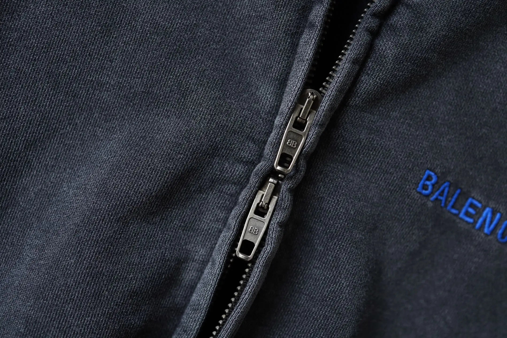 Logo Embroidered Distressed Zip-Up Hoodie D31920069 — view 13
