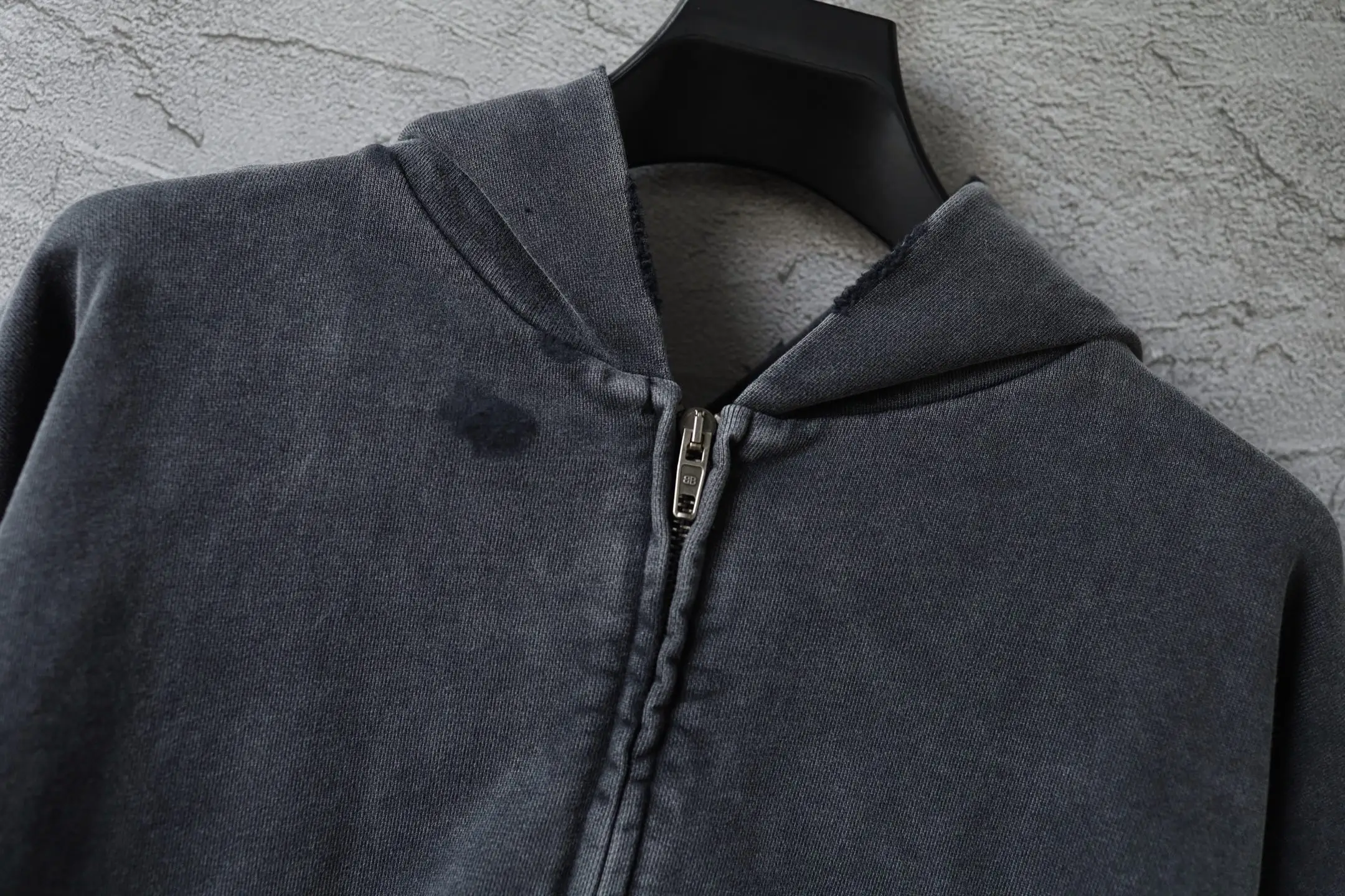 Logo Embroidered Distressed Zip-Up Hoodie D31920069 — view 15