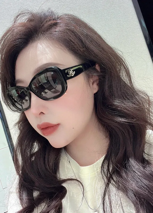 Oval Polarized Sunglasses with Crystal Logo D20017777 — view 5