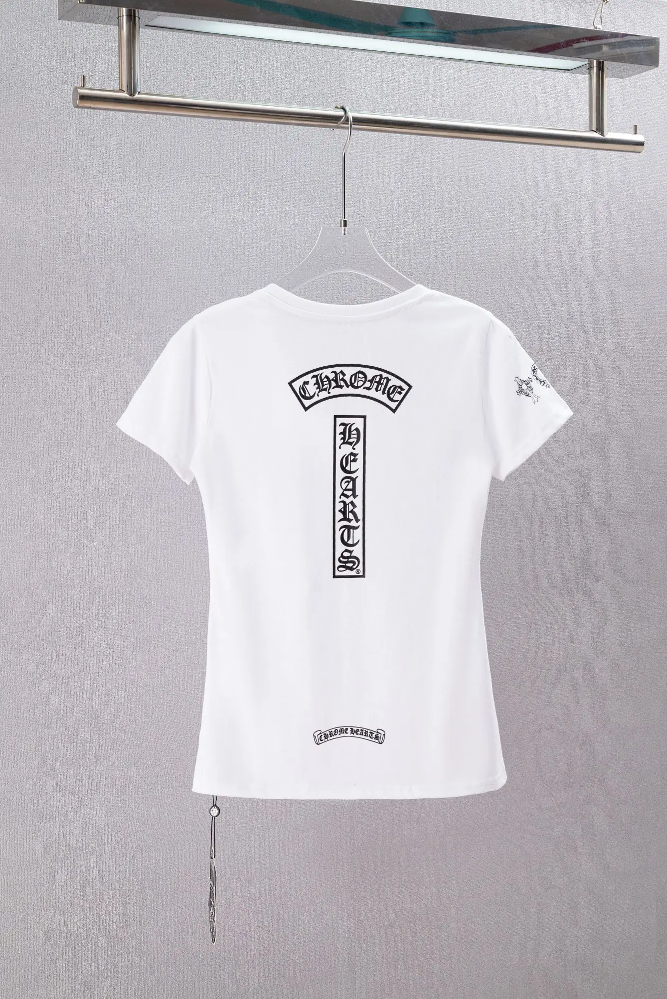 Logo Print V-Neck Slim Fit T-Shirt D10919744 — view 2