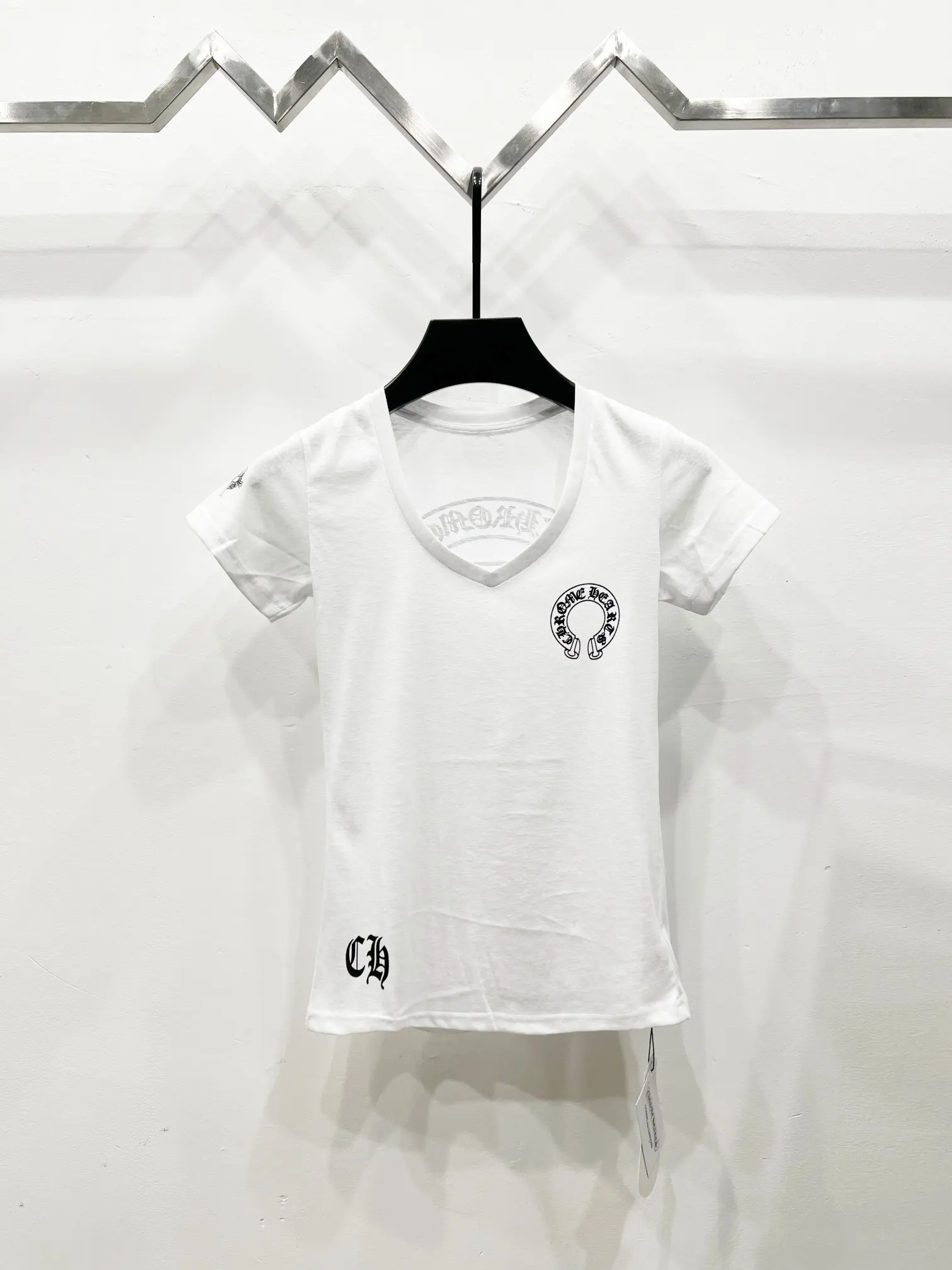 Logo-Print V-Neck Slim-Fit T-Shirt D10919766
