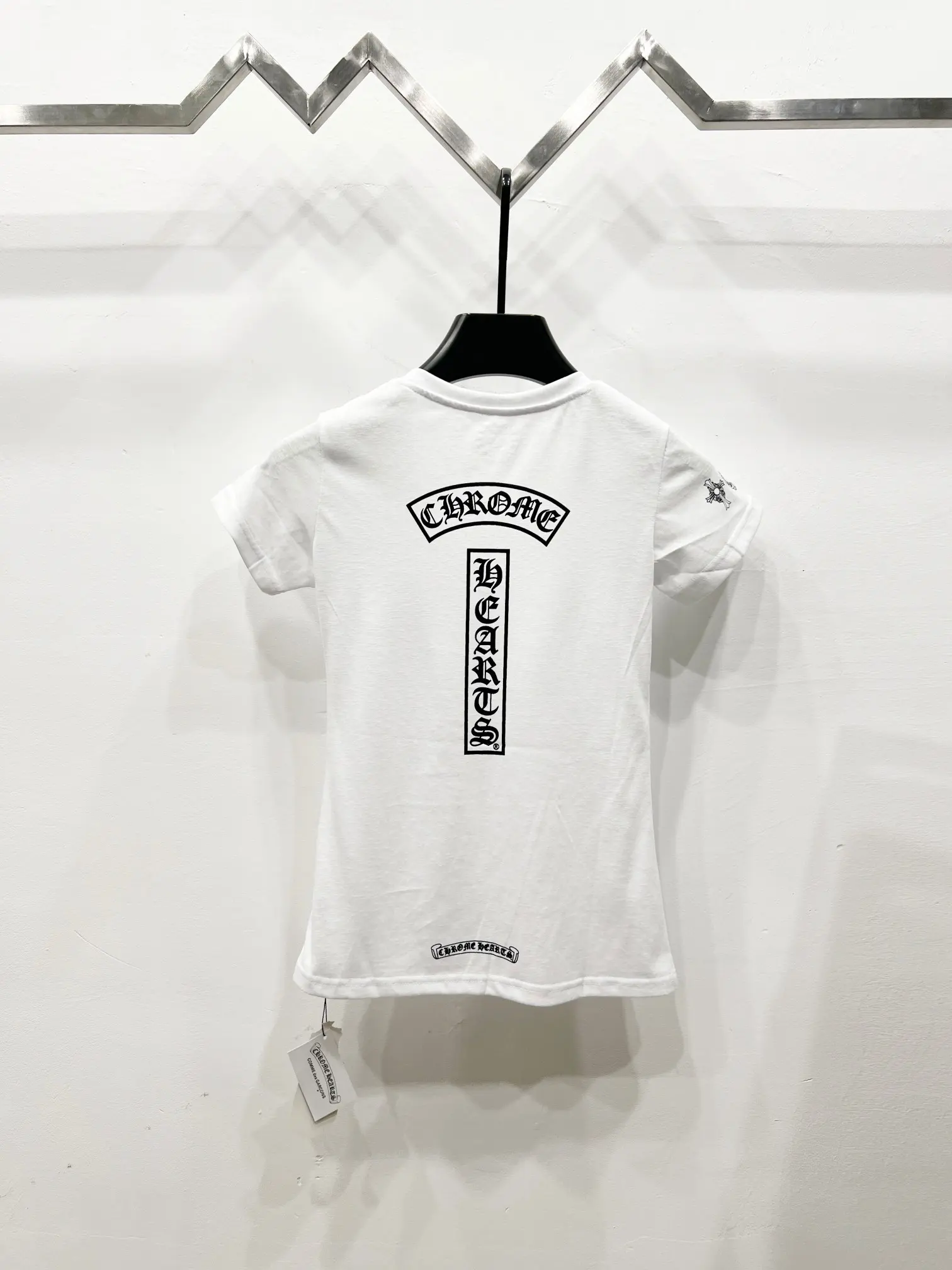Logo-Print V-Neck Slim-Fit T-Shirt D10919766 — view 2