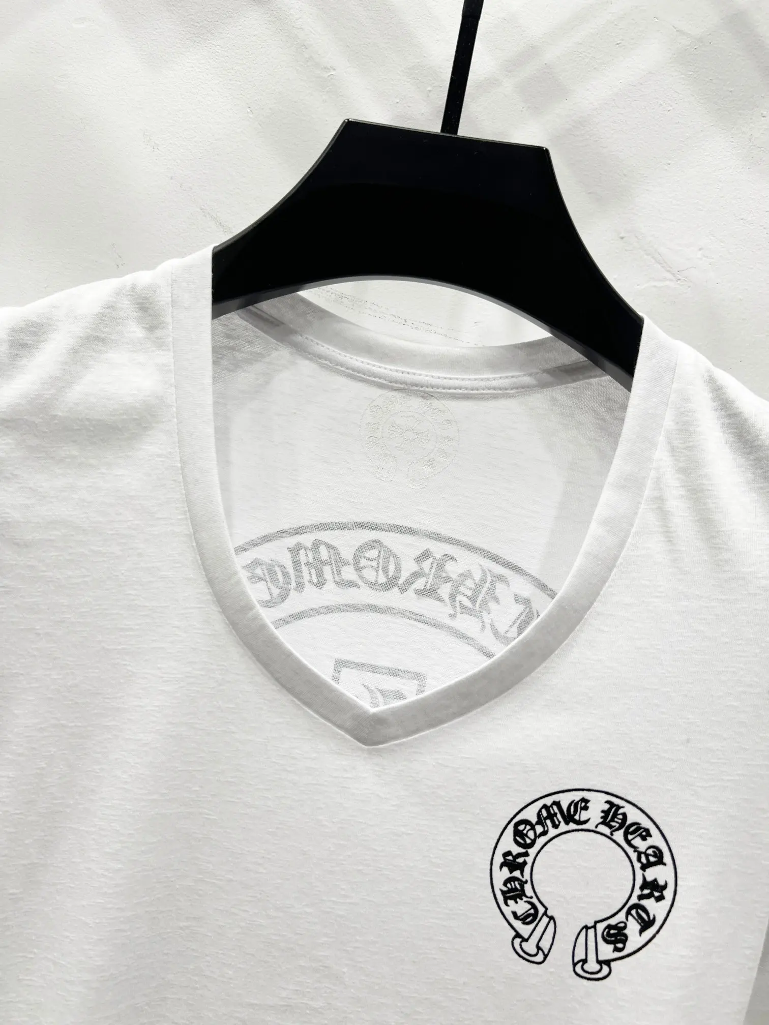 Logo-Print V-Neck Slim-Fit T-Shirt D10919766 — view 3