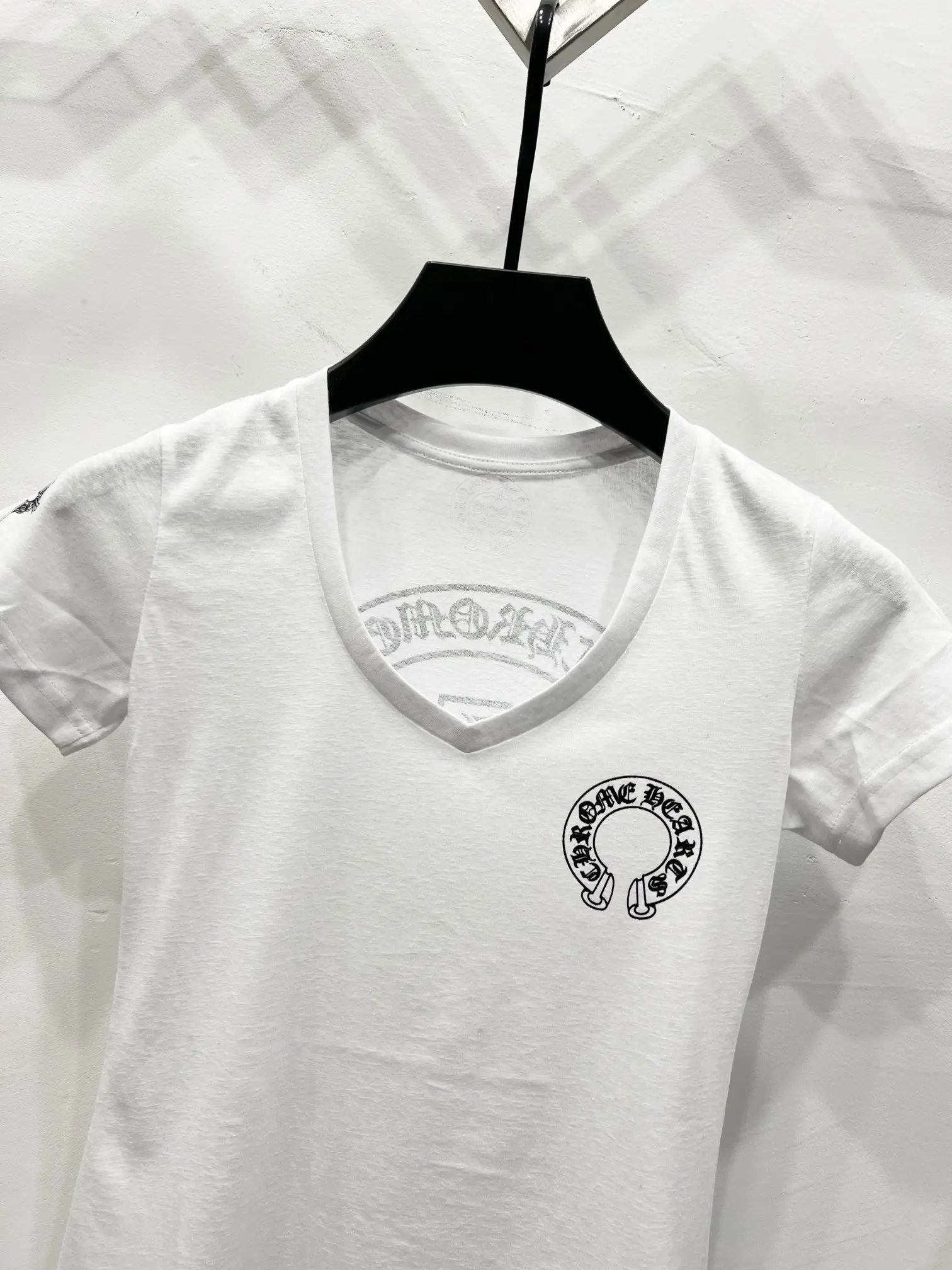 Logo-Print V-Neck Slim-Fit T-Shirt D10919766 — view 4