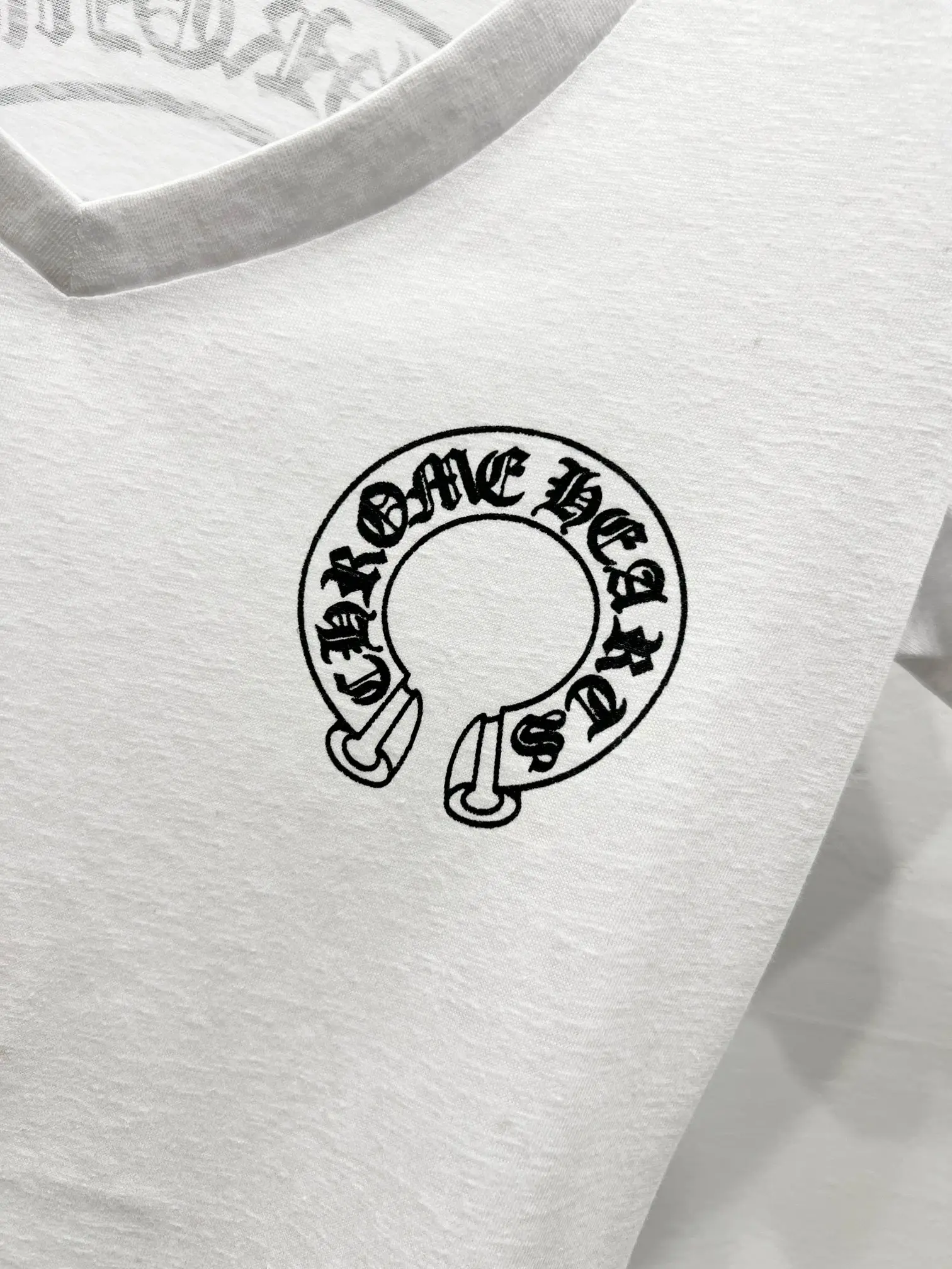 Logo-Print V-Neck Slim-Fit T-Shirt D10919766 — view 5