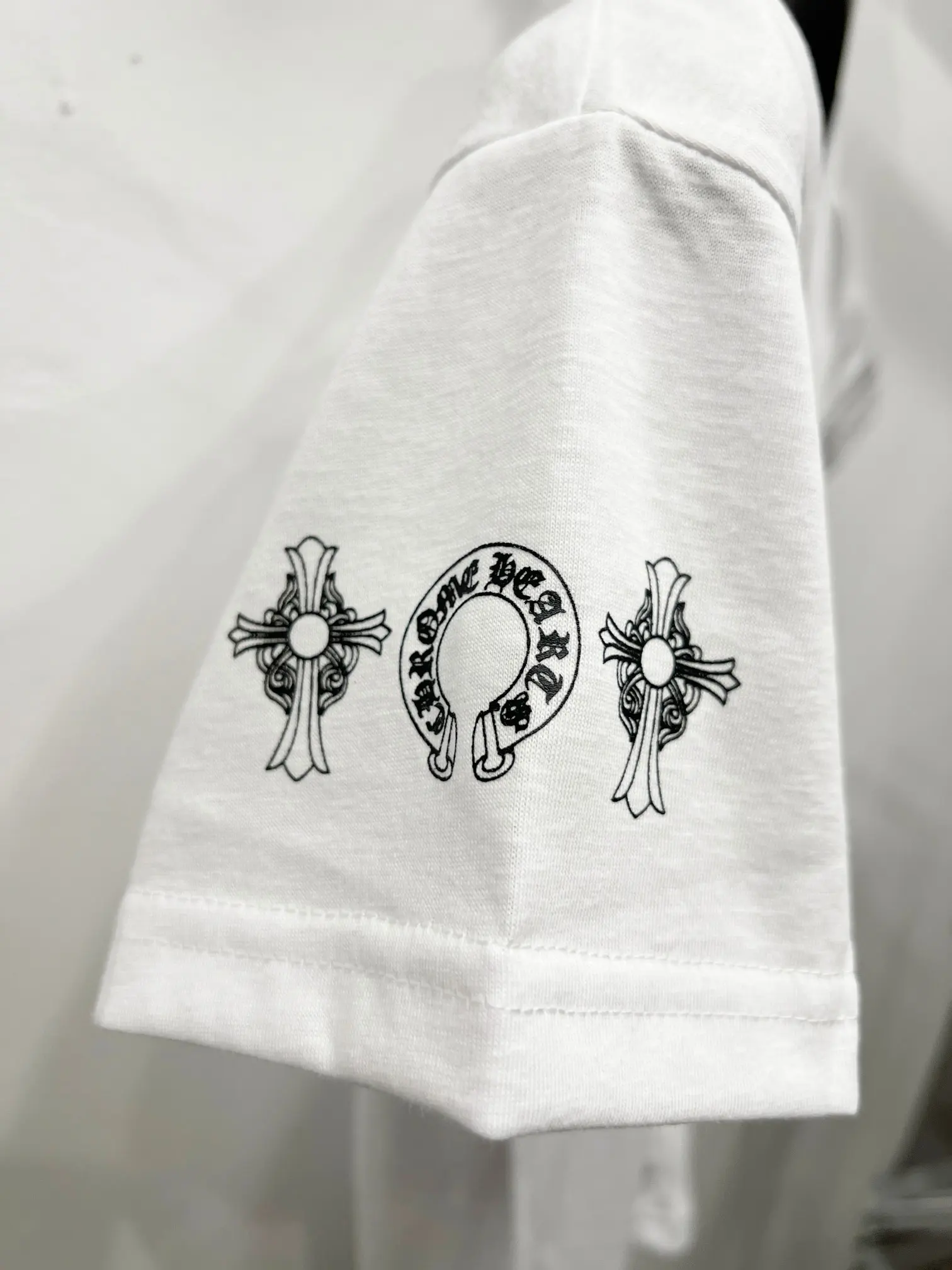 Logo-Print V-Neck Slim-Fit T-Shirt D10919766 — view 6