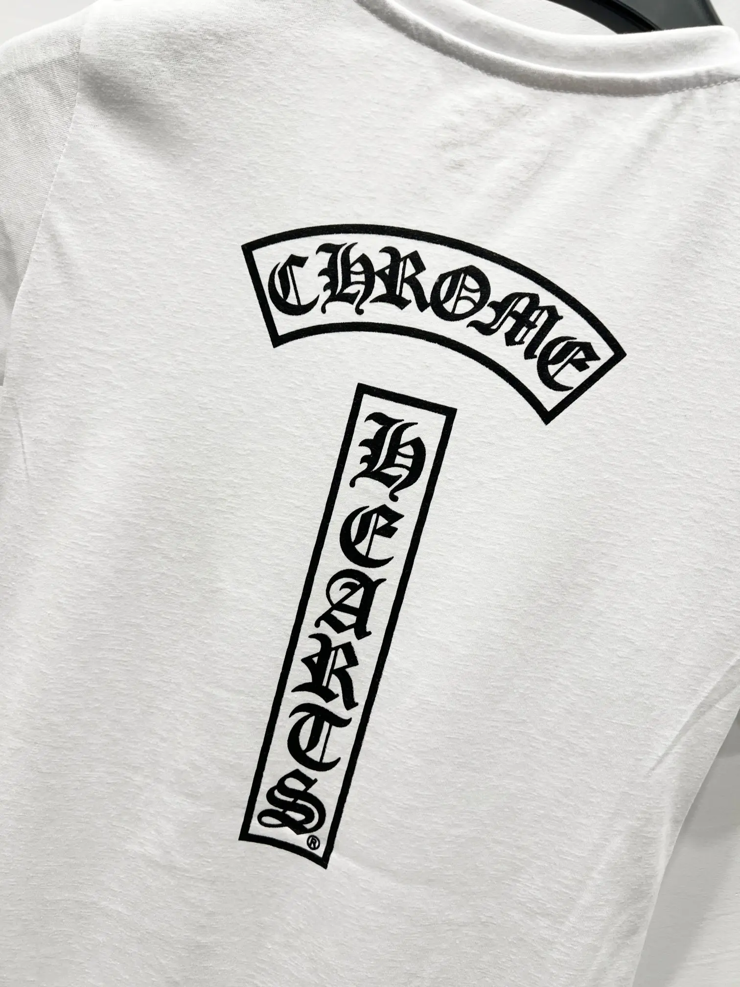 Logo-Print V-Neck Slim-Fit T-Shirt D10919766 — view 7