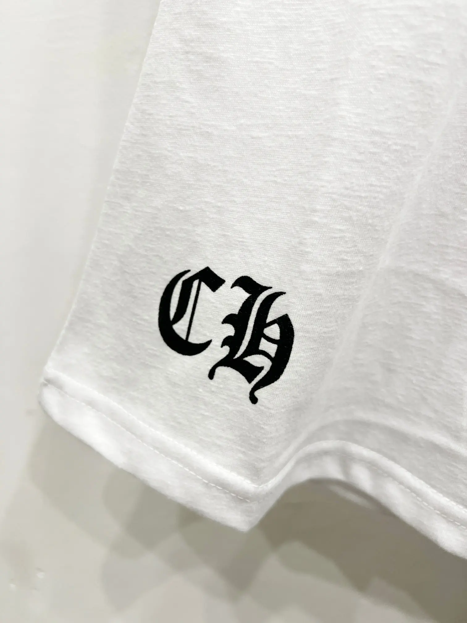 Logo-Print V-Neck Slim-Fit T-Shirt D10919766 — view 8