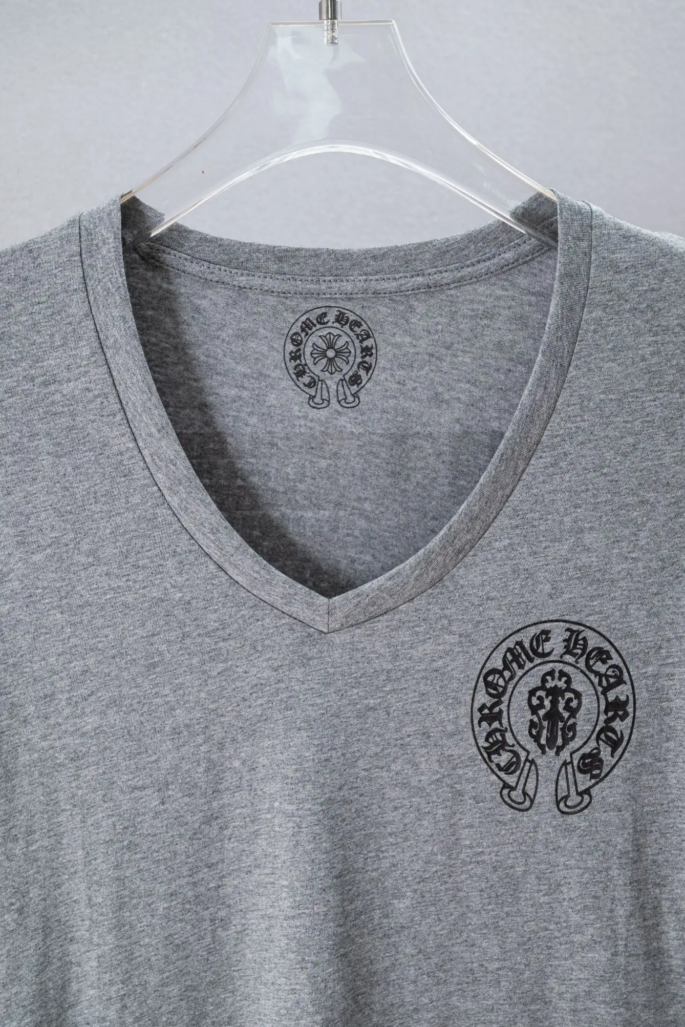 Logo Print V-Neck Slim Fit T-Shirt D10919746 — view 3