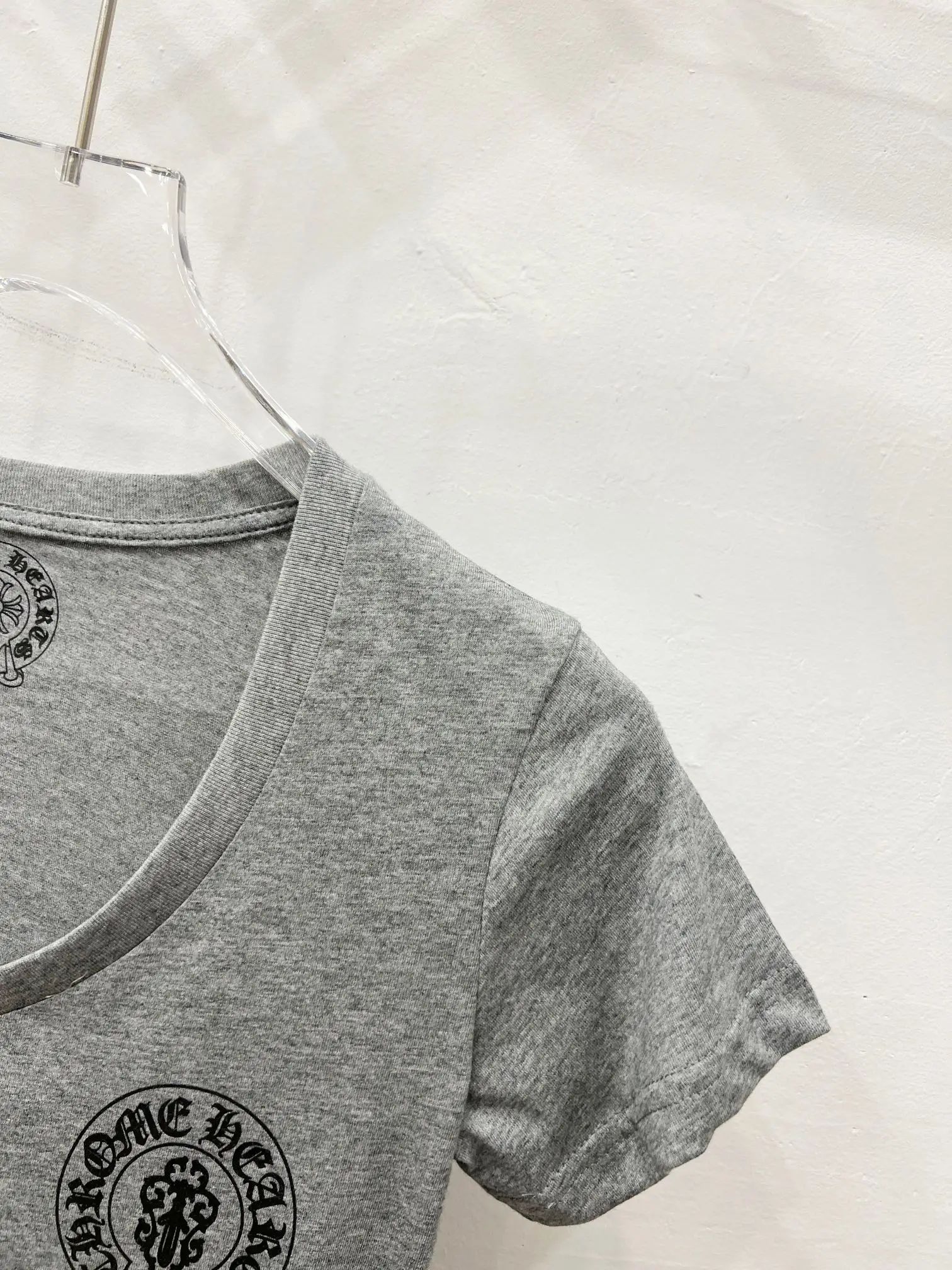 Chrome Hearts Logo V-Neck T-Shirt D10919762 — view 5