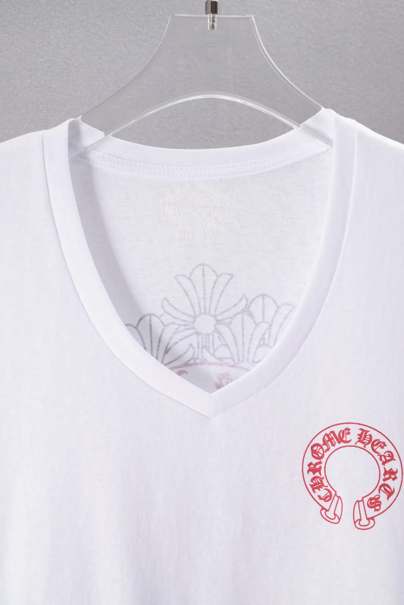 Logo Print V-Neck Slim T-Shirt D10919742 — view 3