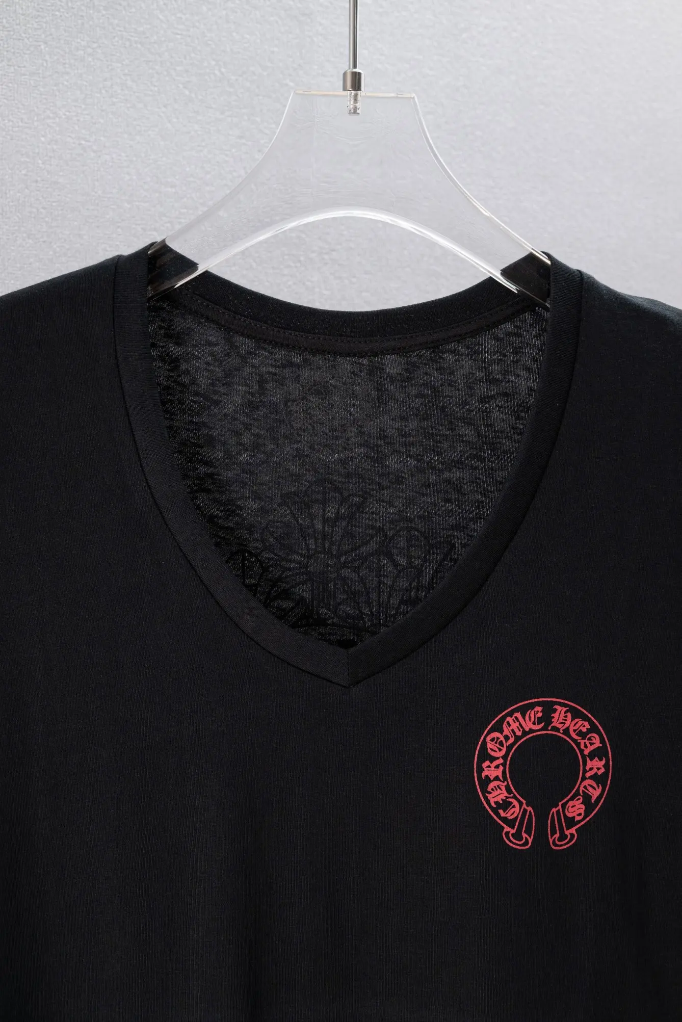 Logo-Print V-Neck Slim-Fit T-Shirt D10919743 — view 3