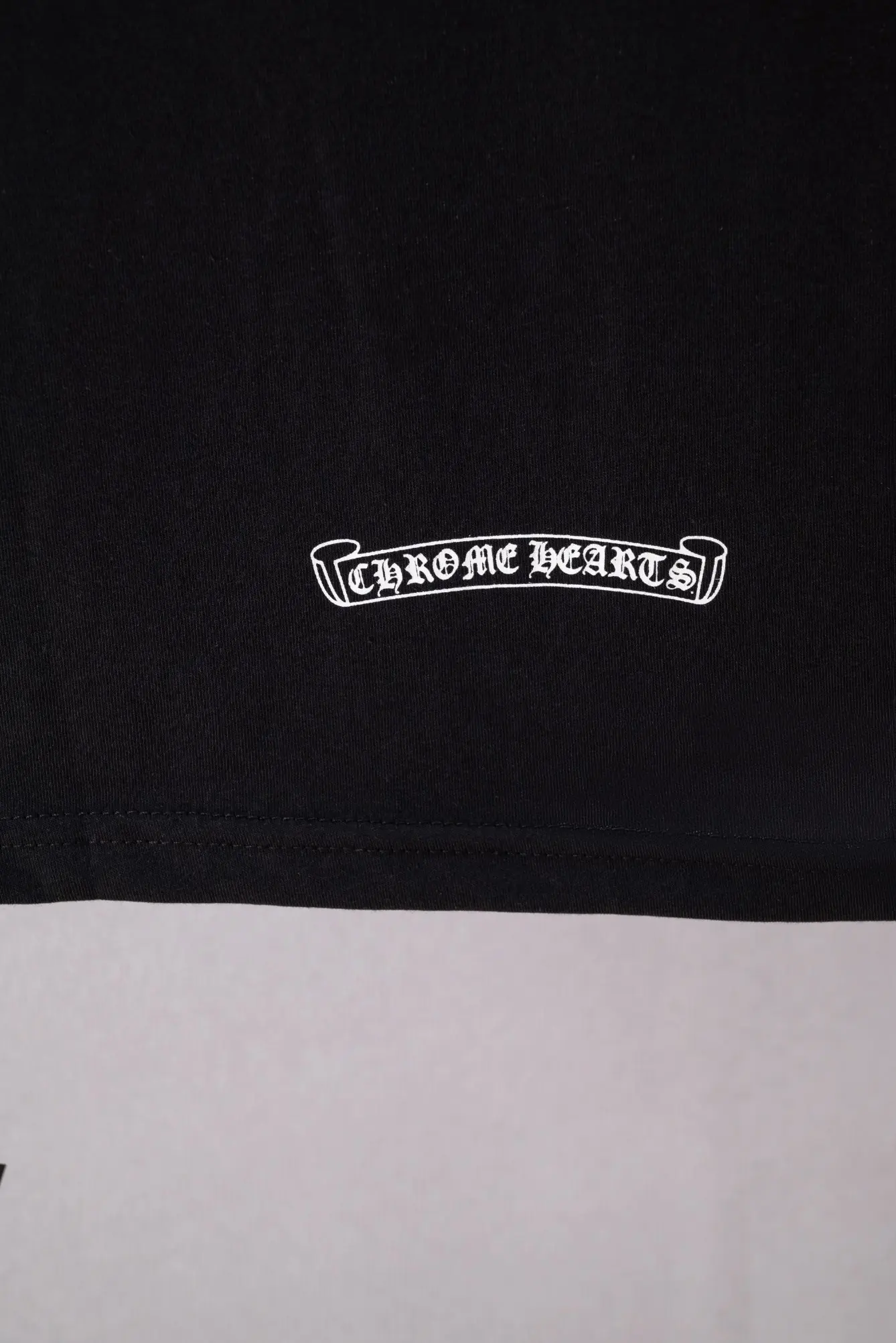 Logo-Print V-Neck Slim-Fit T-Shirt D10919743 — view 7