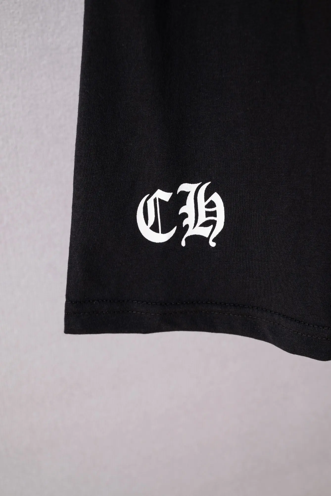 Logo-Print V-Neck Slim-Fit T-Shirt D10919743 — view 8