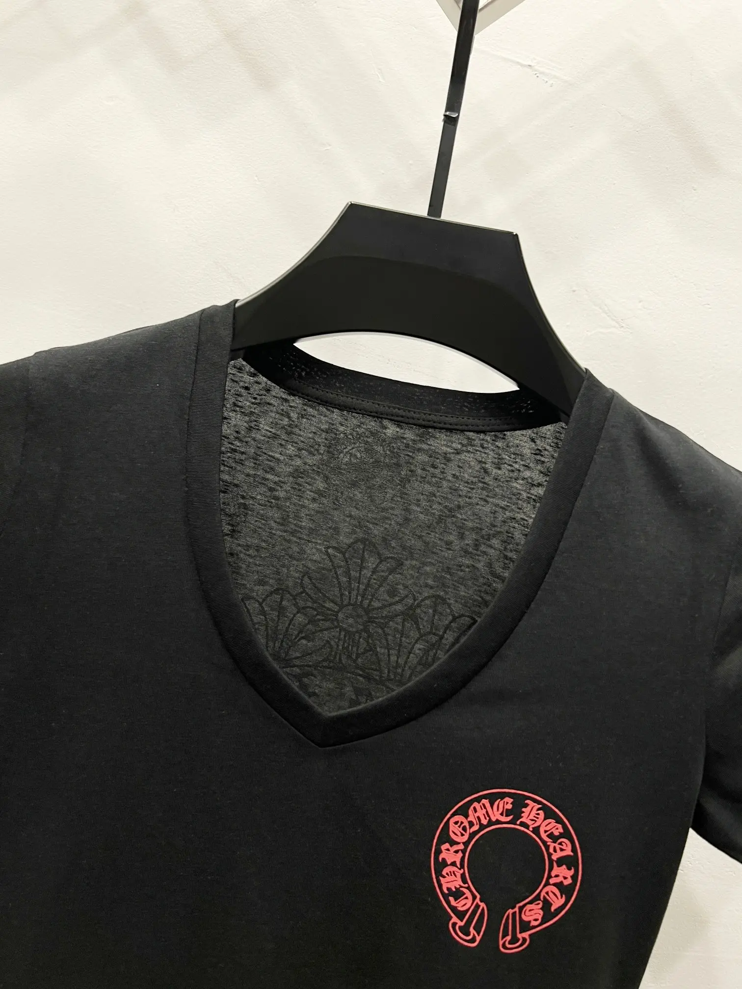 Chrome Hearts Logo Print V-Neck T-Shirt D10919763 — view 4