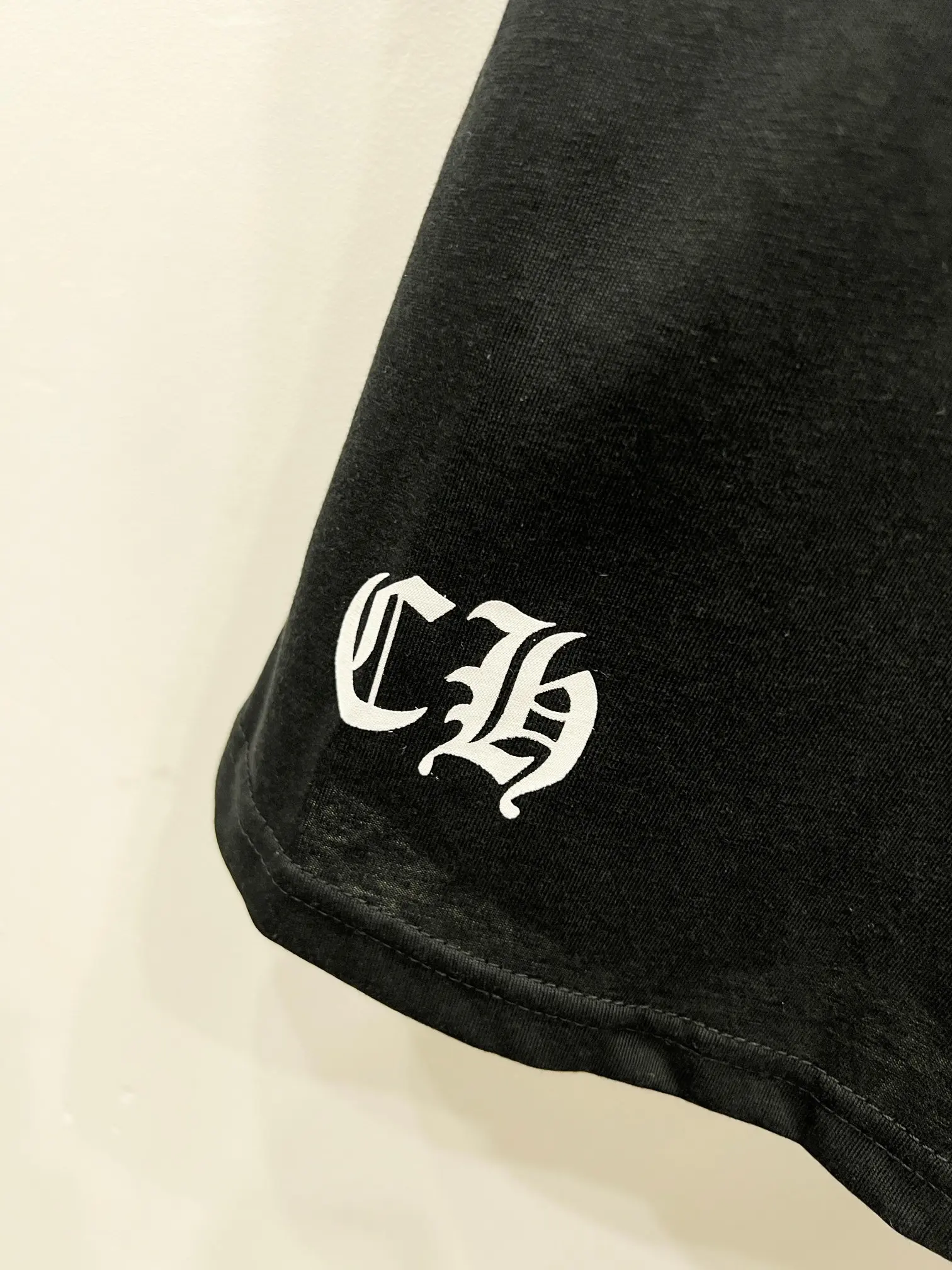 Chrome Hearts Logo Print V-Neck T-Shirt D10919763 — view 7