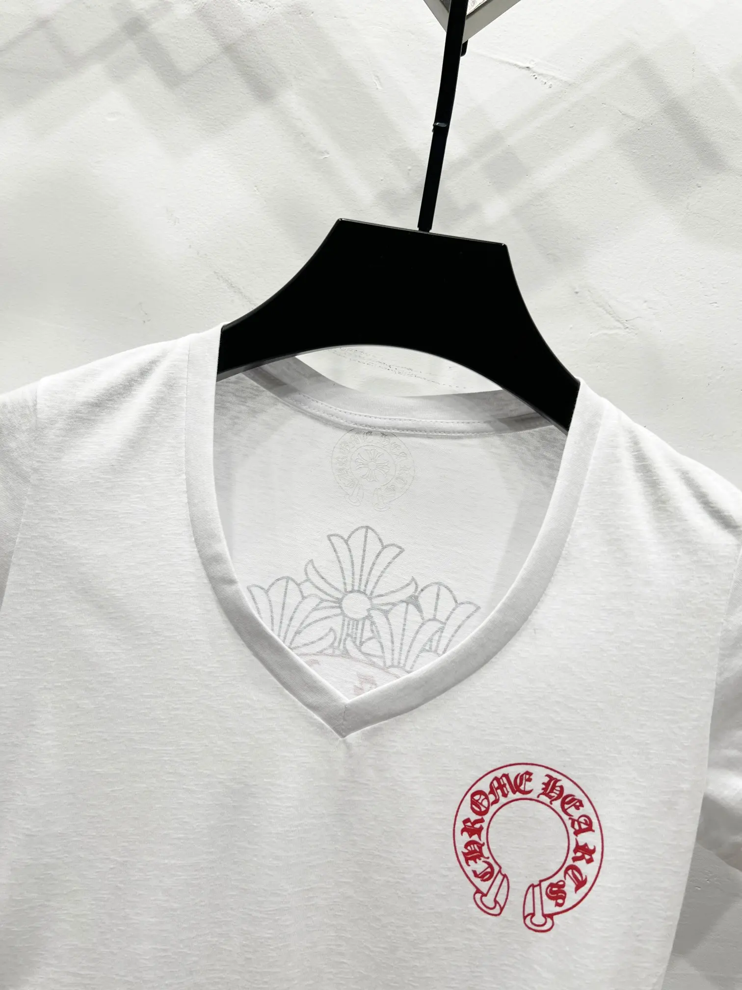 Logo Print V-Neck Slim Fit T-Shirt D10919764 — view 3