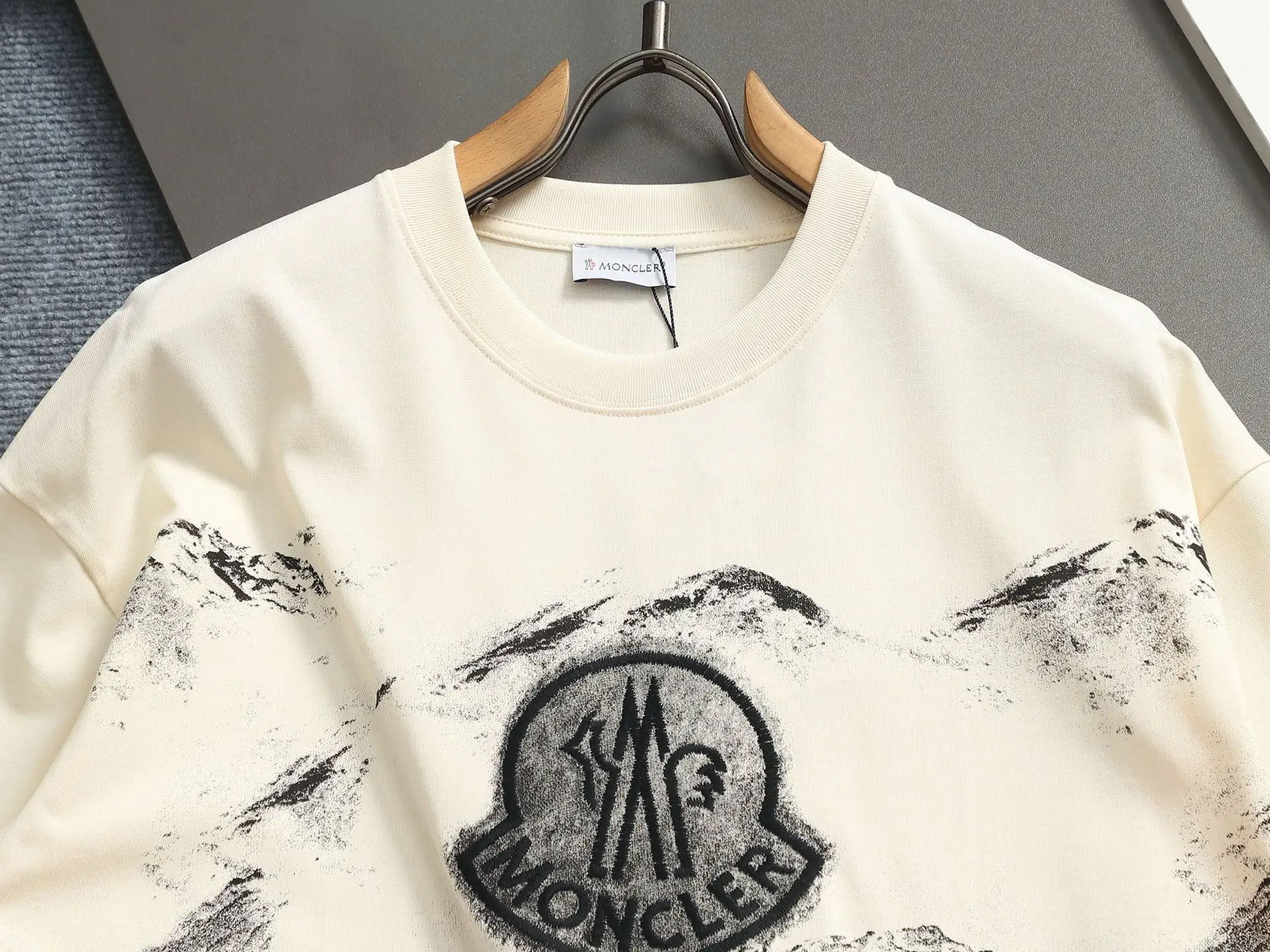 Logo Embroidered Mountain Print T-Shirt D13513682 — view 3