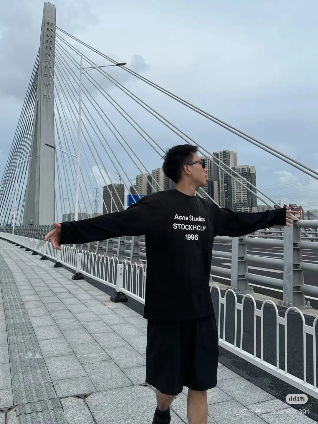 1996 Logo Distressed Long-Sleeve T-Shirt D14023827 — view 8