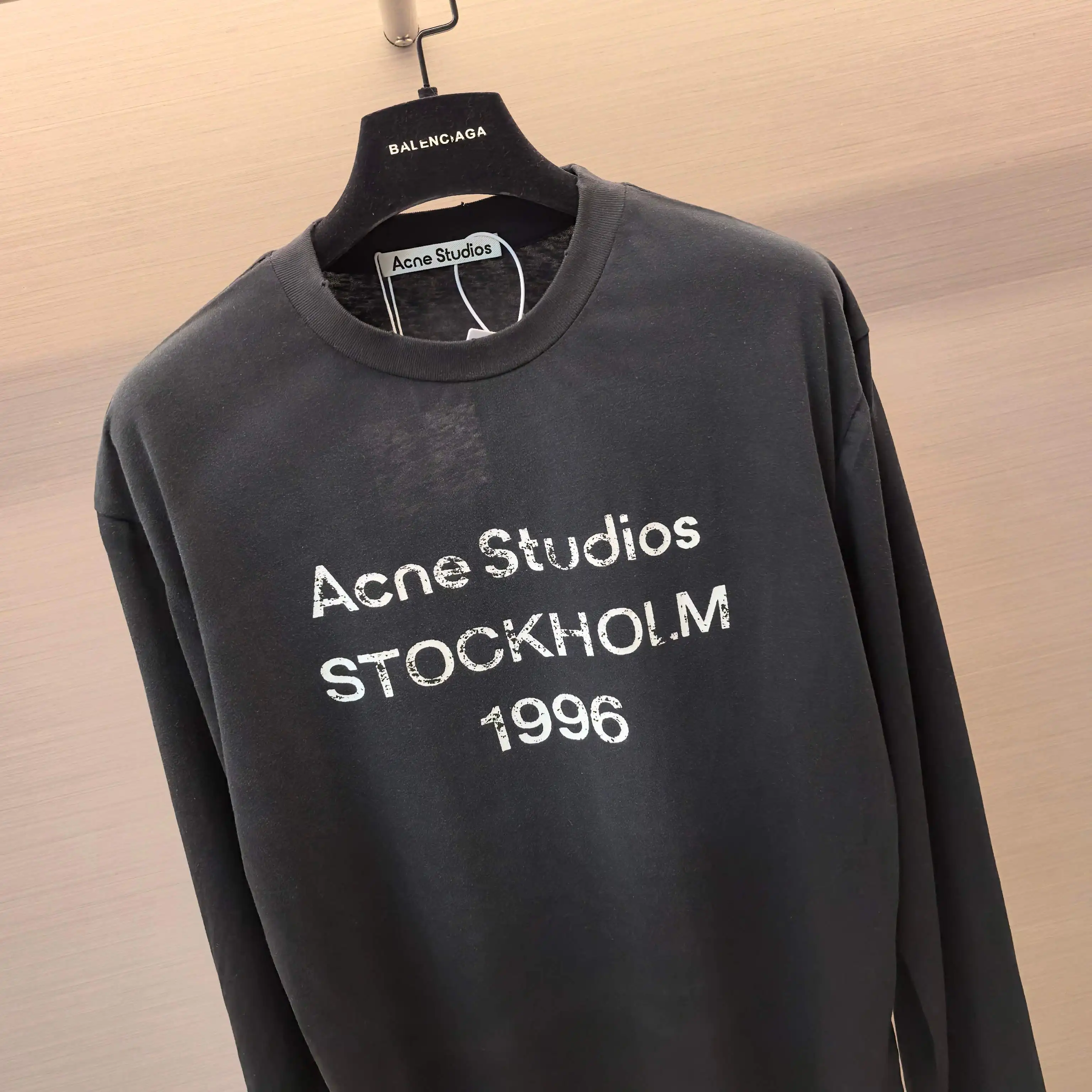 1996 Logo Distressed Long-Sleeve T-Shirt D14023826 — view 4