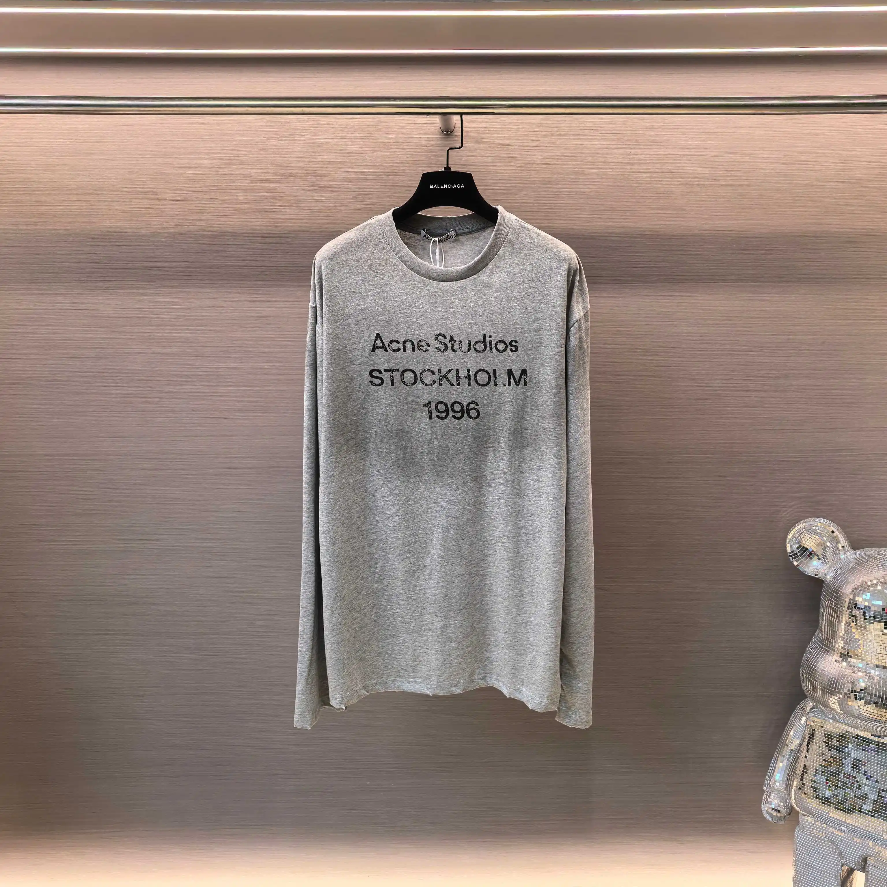 1996 Logo Distressed Long-Sleeve T-Shirt D14023818 — view 2