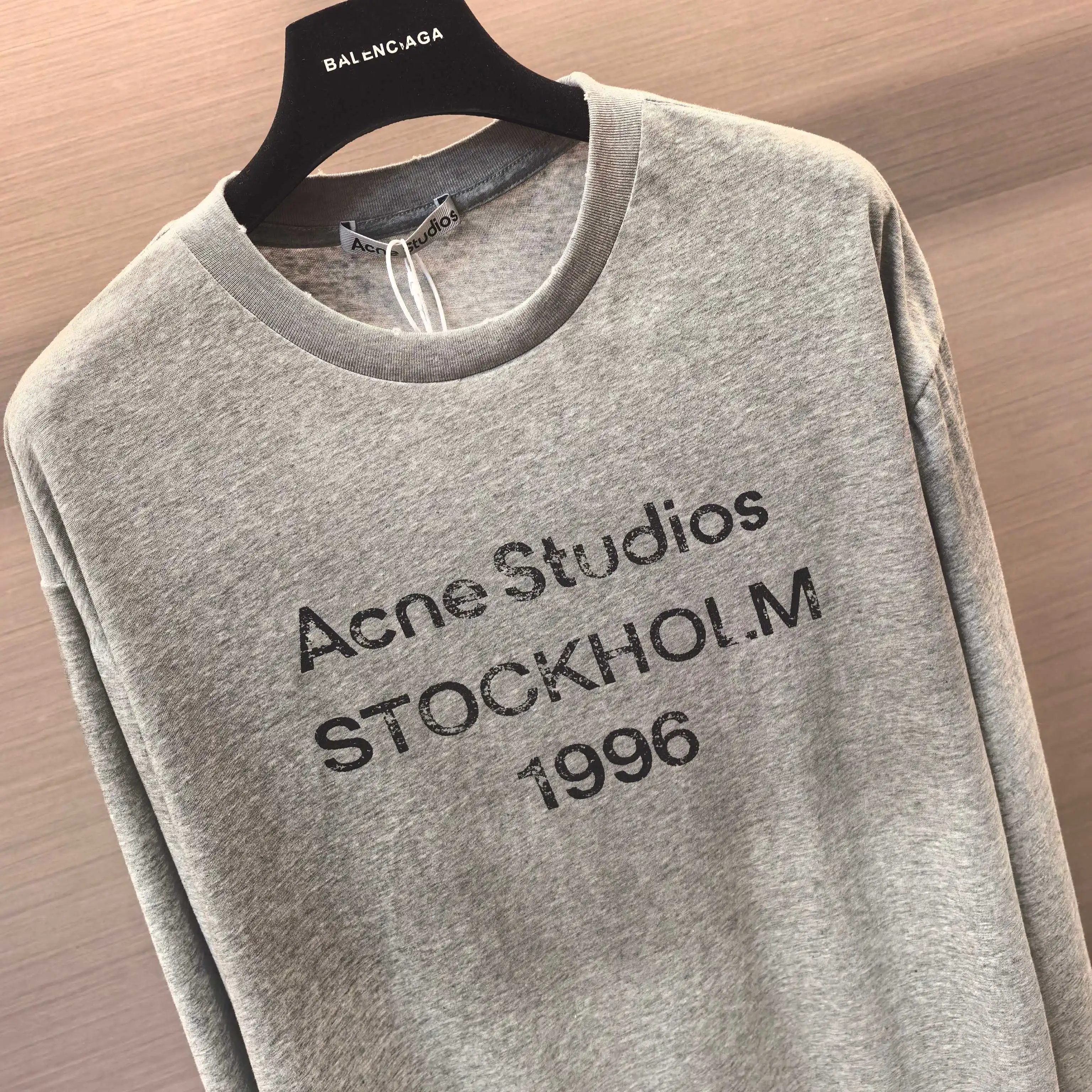 1996 Logo Distressed Long-Sleeve T-Shirt D14023818 — view 4
