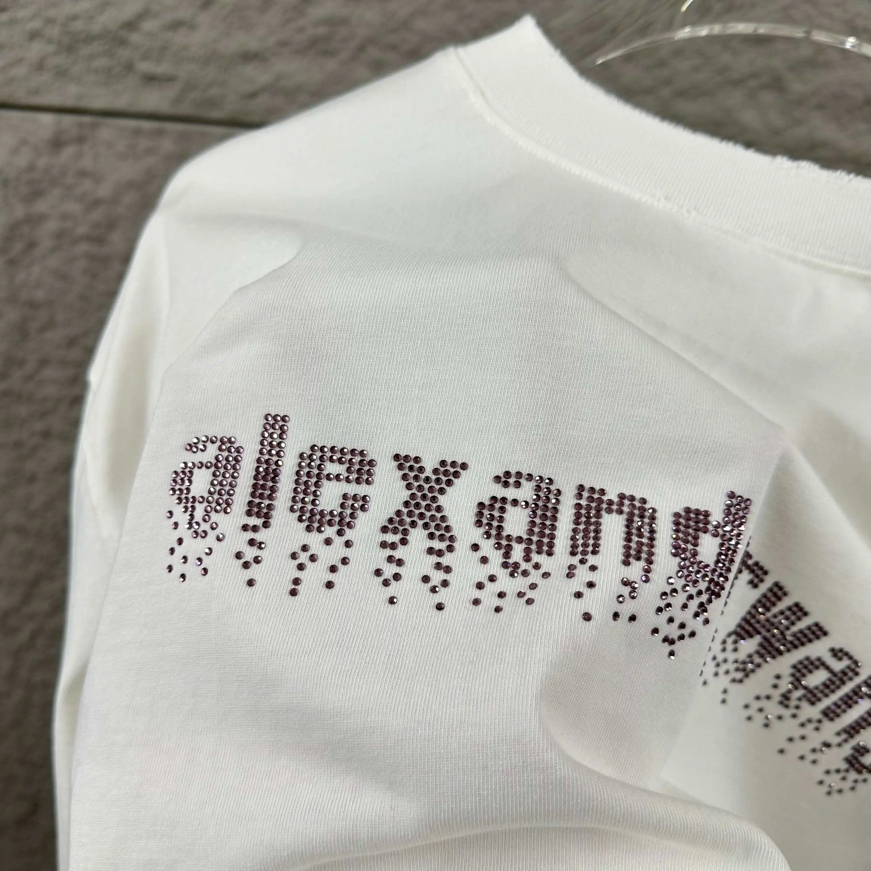Hotfix Crystal Logo Distressed T-Shirt D14512496 — view 7