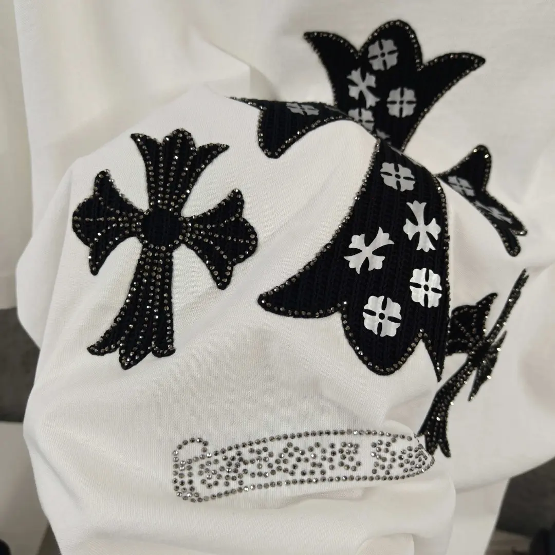 Distressed Rhinestone Cross Patch T-Shirt D15019664 — view 3