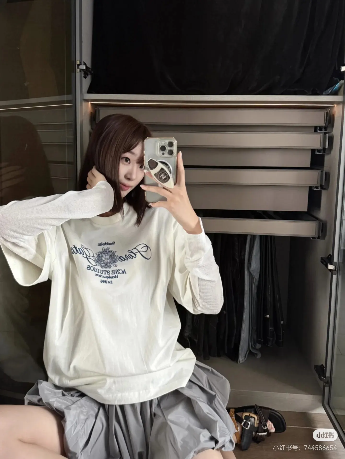 Layered Graphic Long-Sleeve T-Shirt D15523847