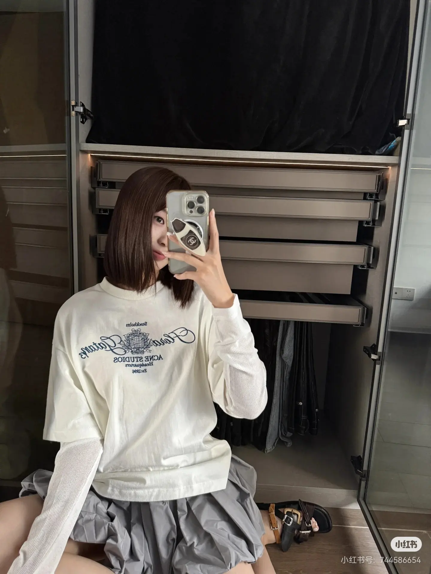Layered Graphic Long-Sleeve T-Shirt D15523847 — view 3